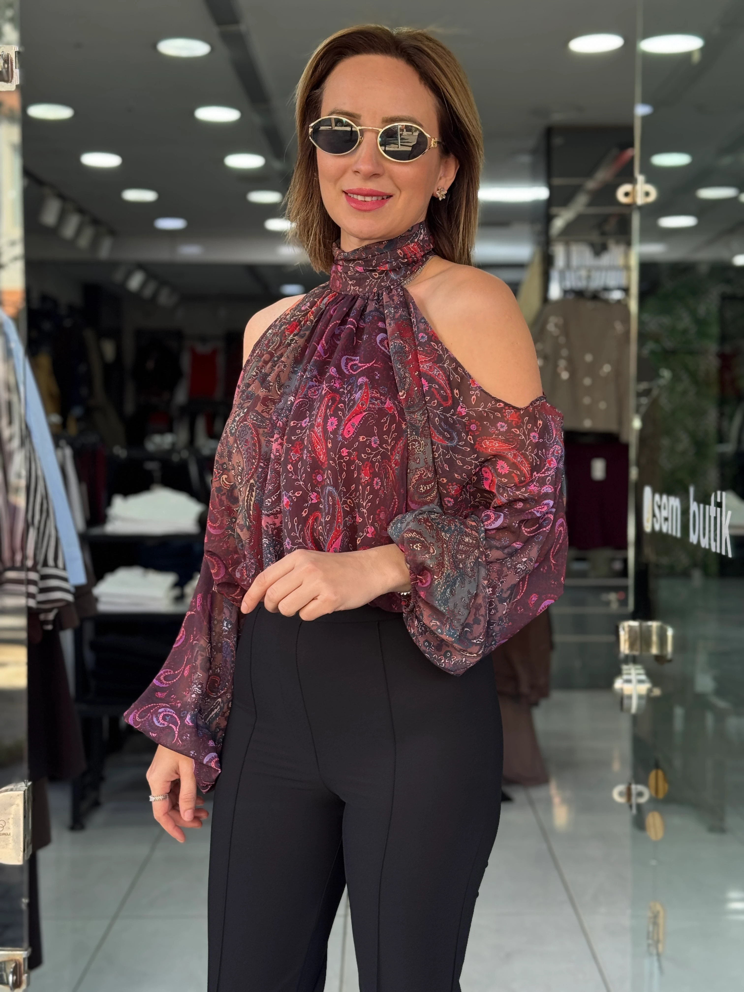 Dik Yaka Omuz Dekolteli Desenli Şifon Bluz