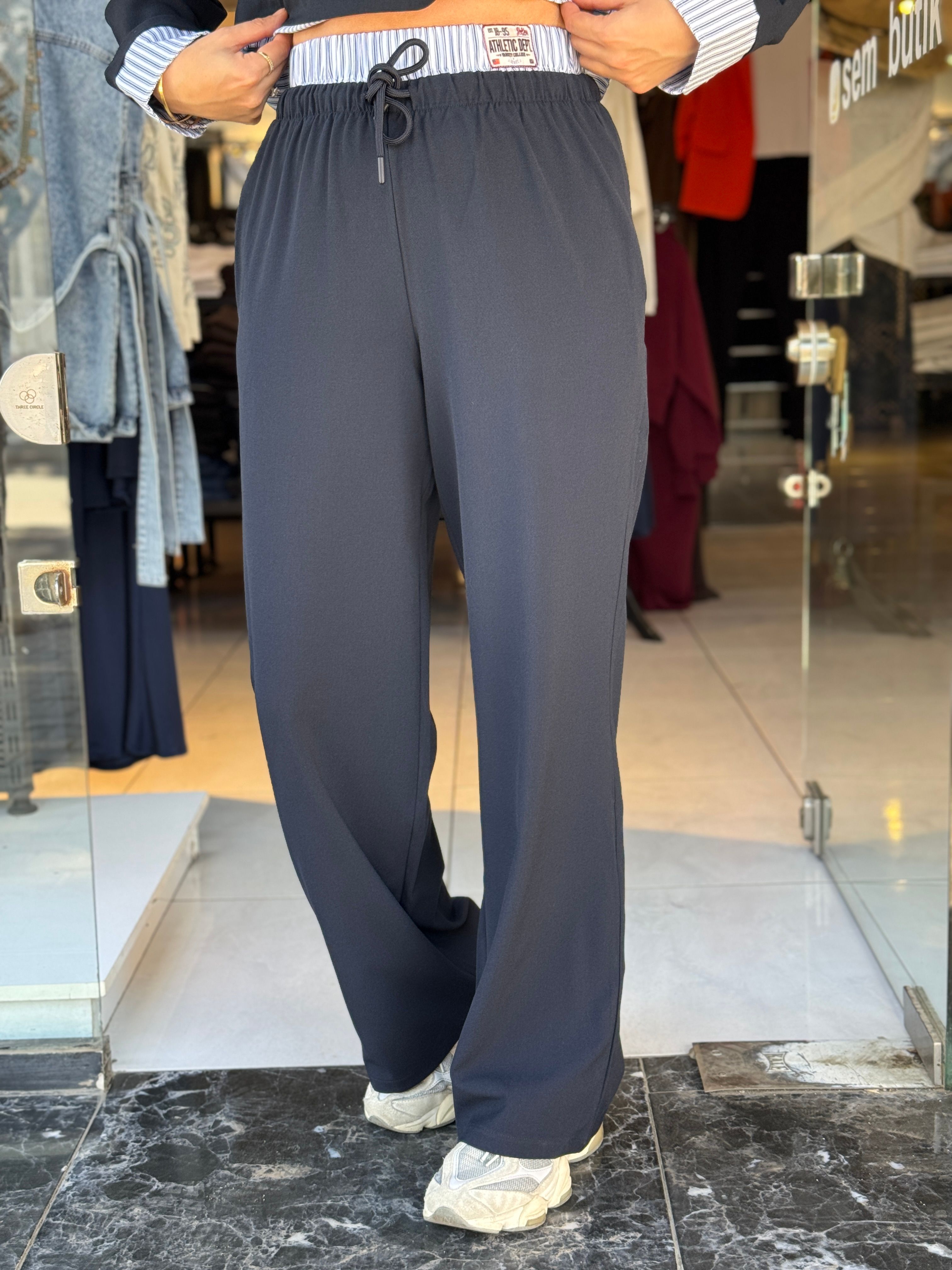 Bel Detaylı Lacivert Pantolon