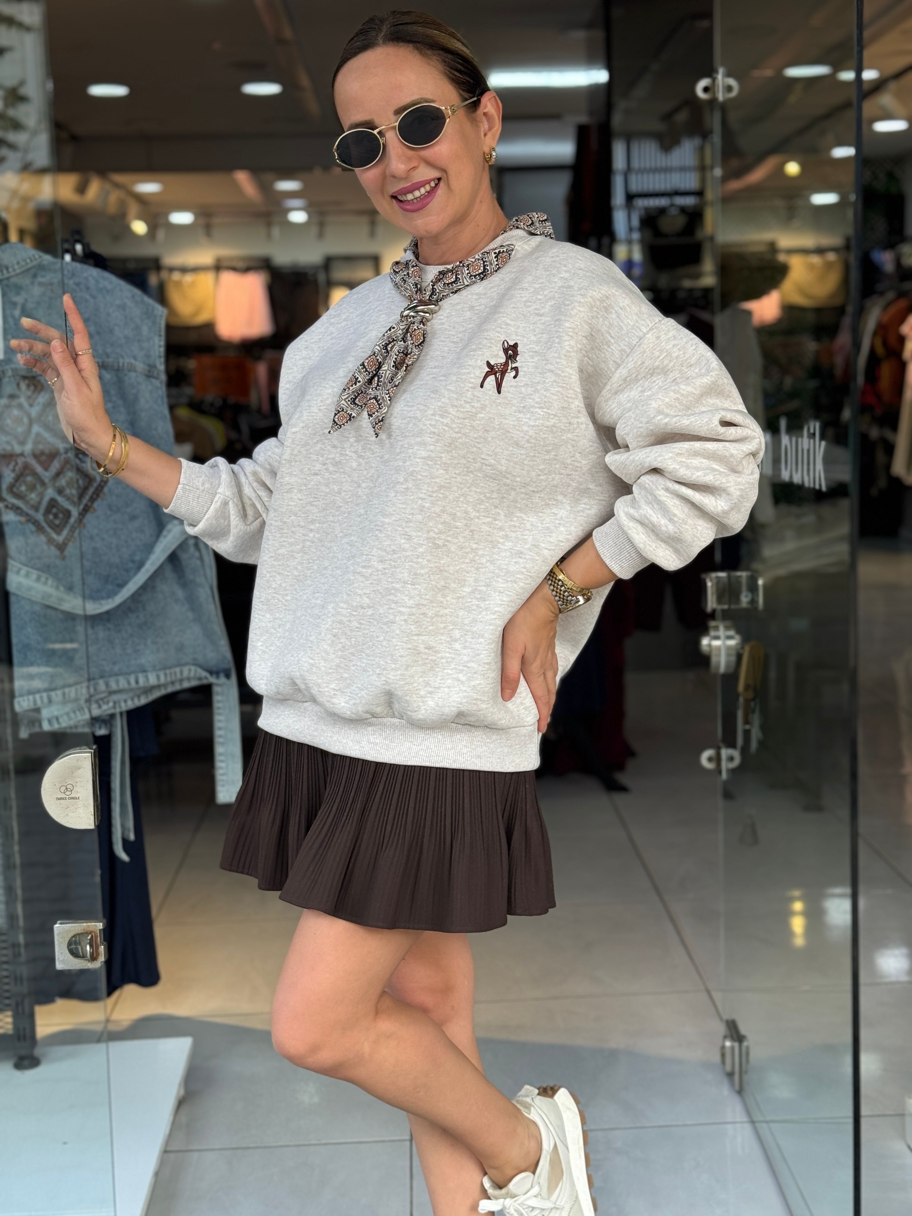 Fular Detaylı Nakışlı Şardonlu Sweat