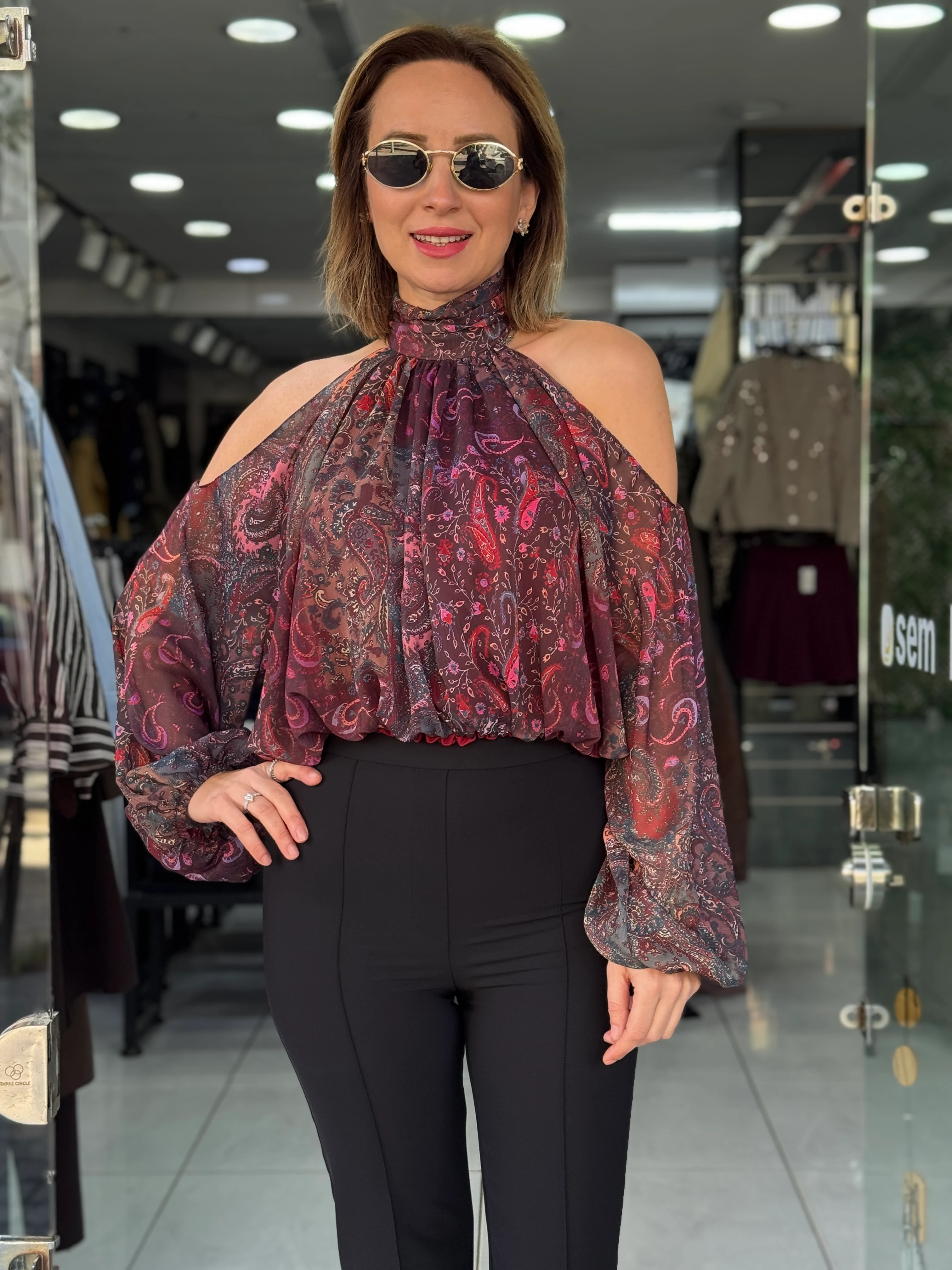 Dik Yaka Omuz Dekolteli Desenli Şifon Bluz