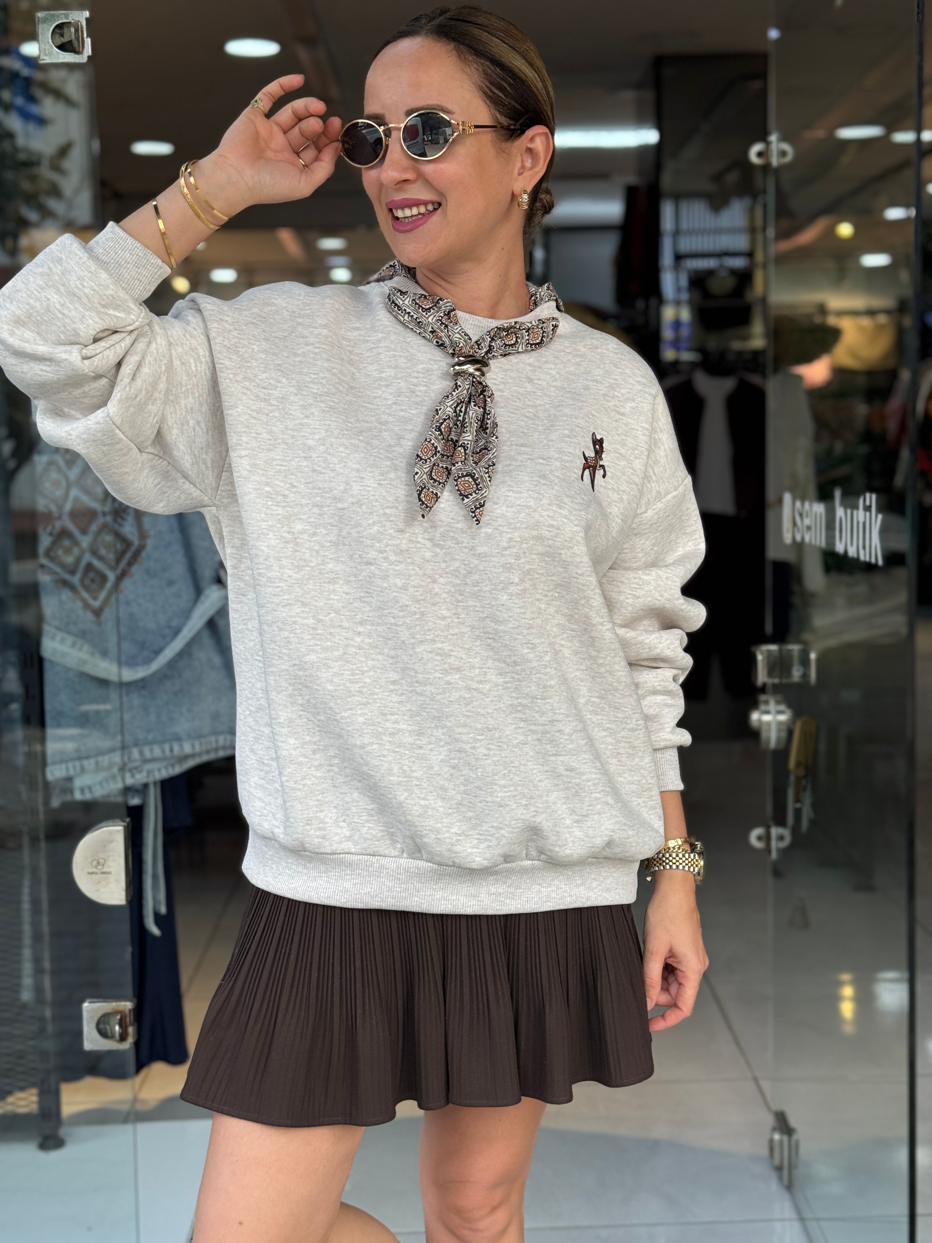 Fular Detaylı Nakışlı Şardonlu Sweat