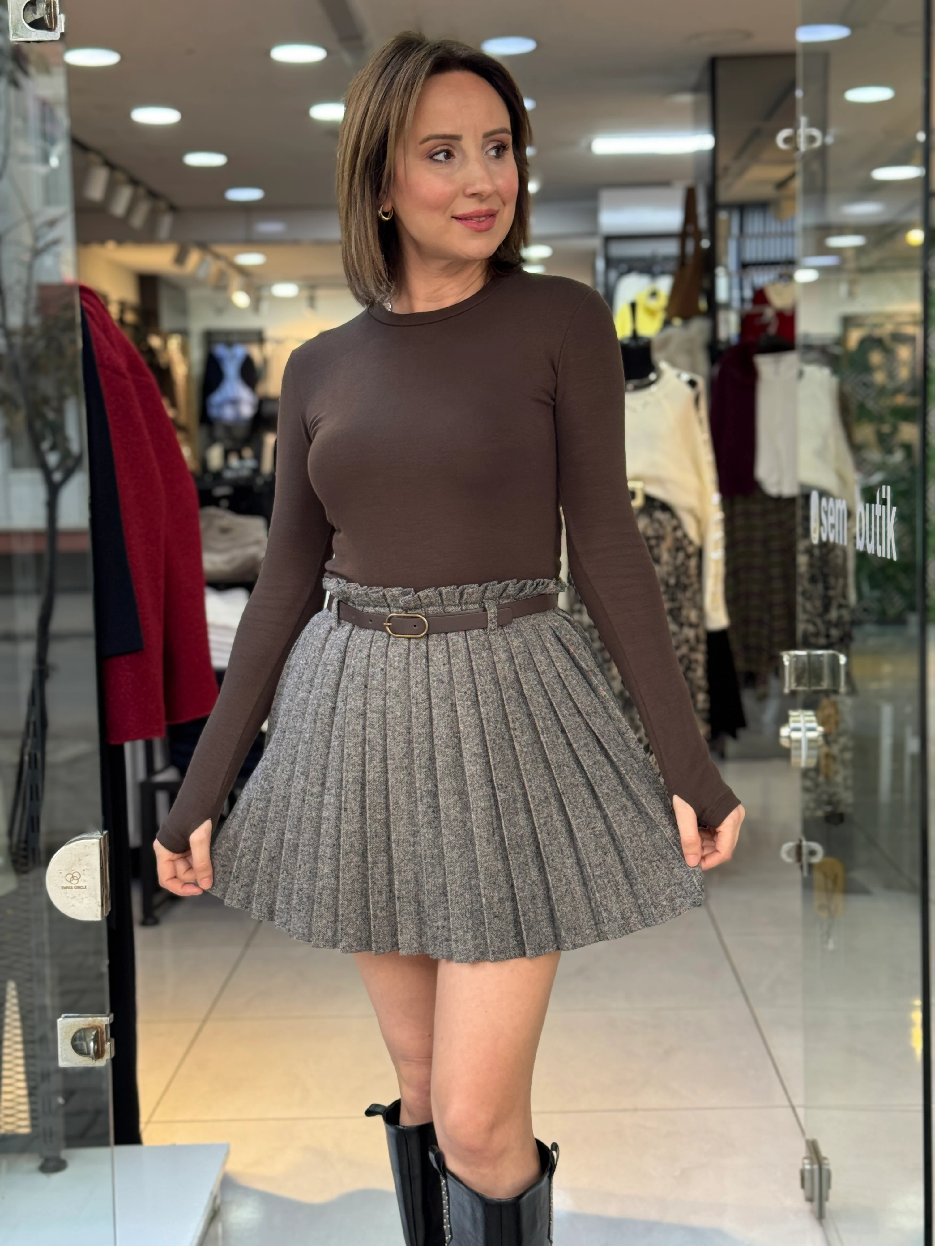 Kemerli Kahve Pileli Kaşe Şort Etek