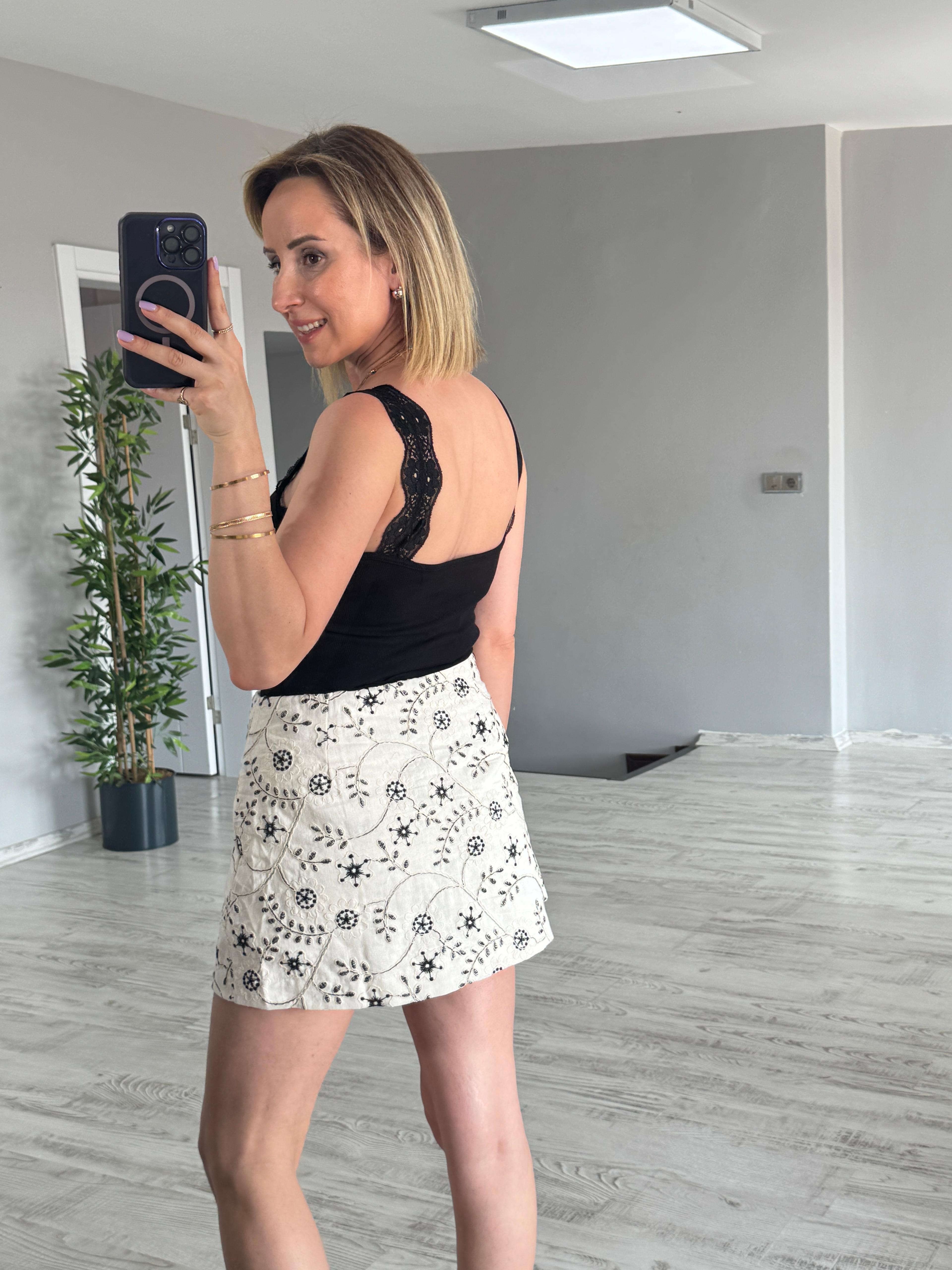 Siyah Nakışlı Şort Etek 