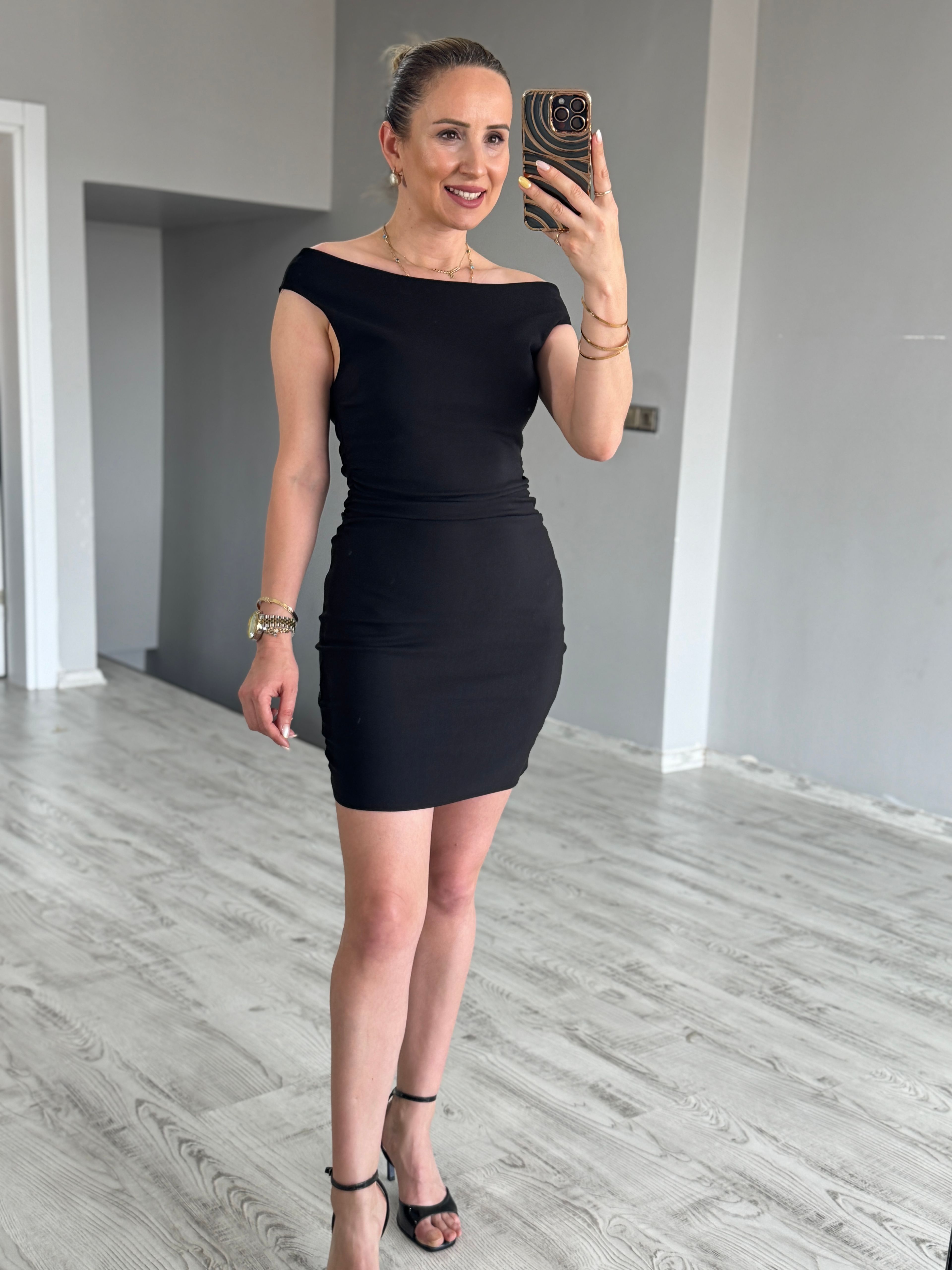 Siyah Kayık Yaka Elbise