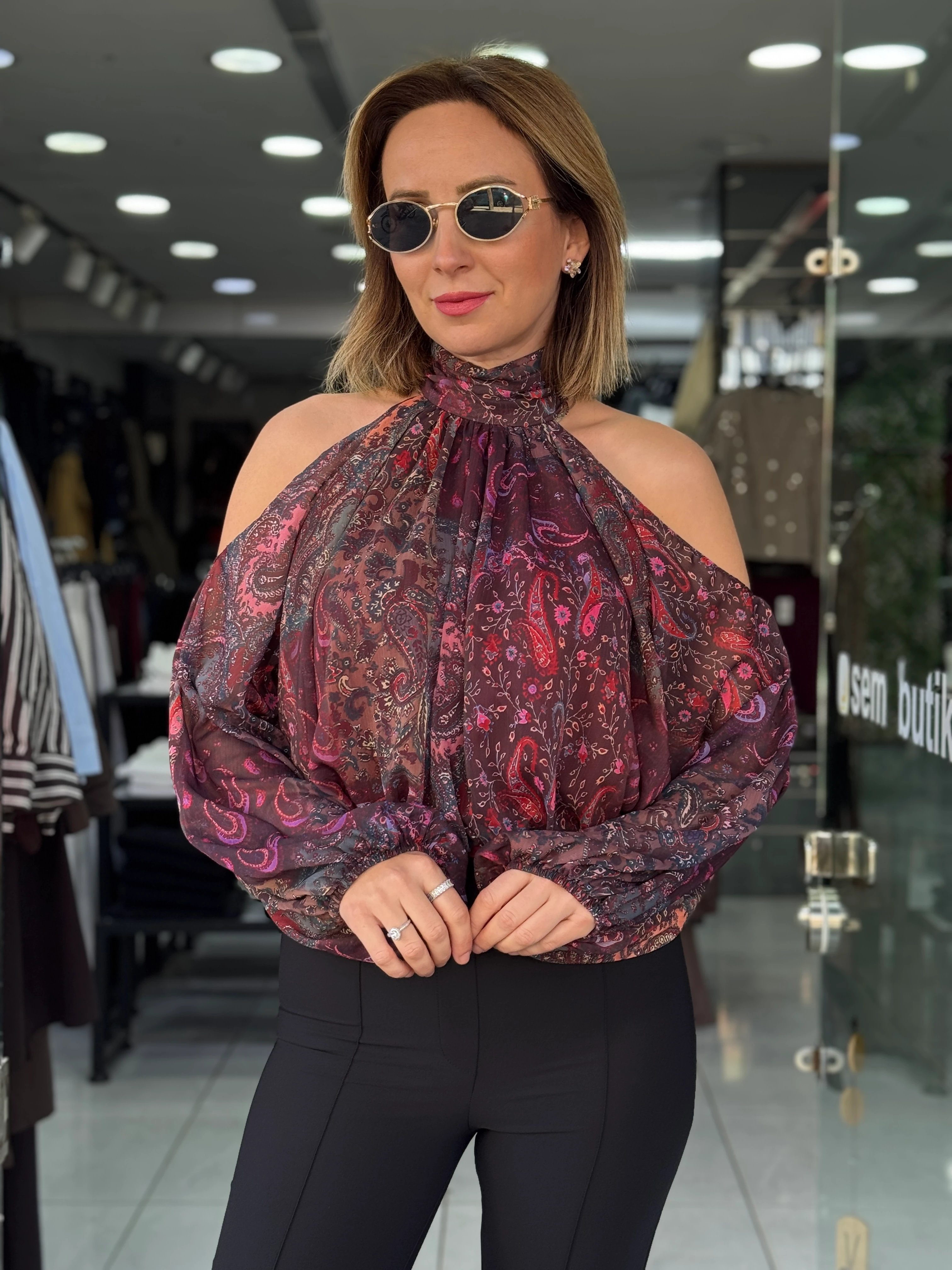 Dik Yaka Omuz Dekolteli Desenli Şifon Bluz