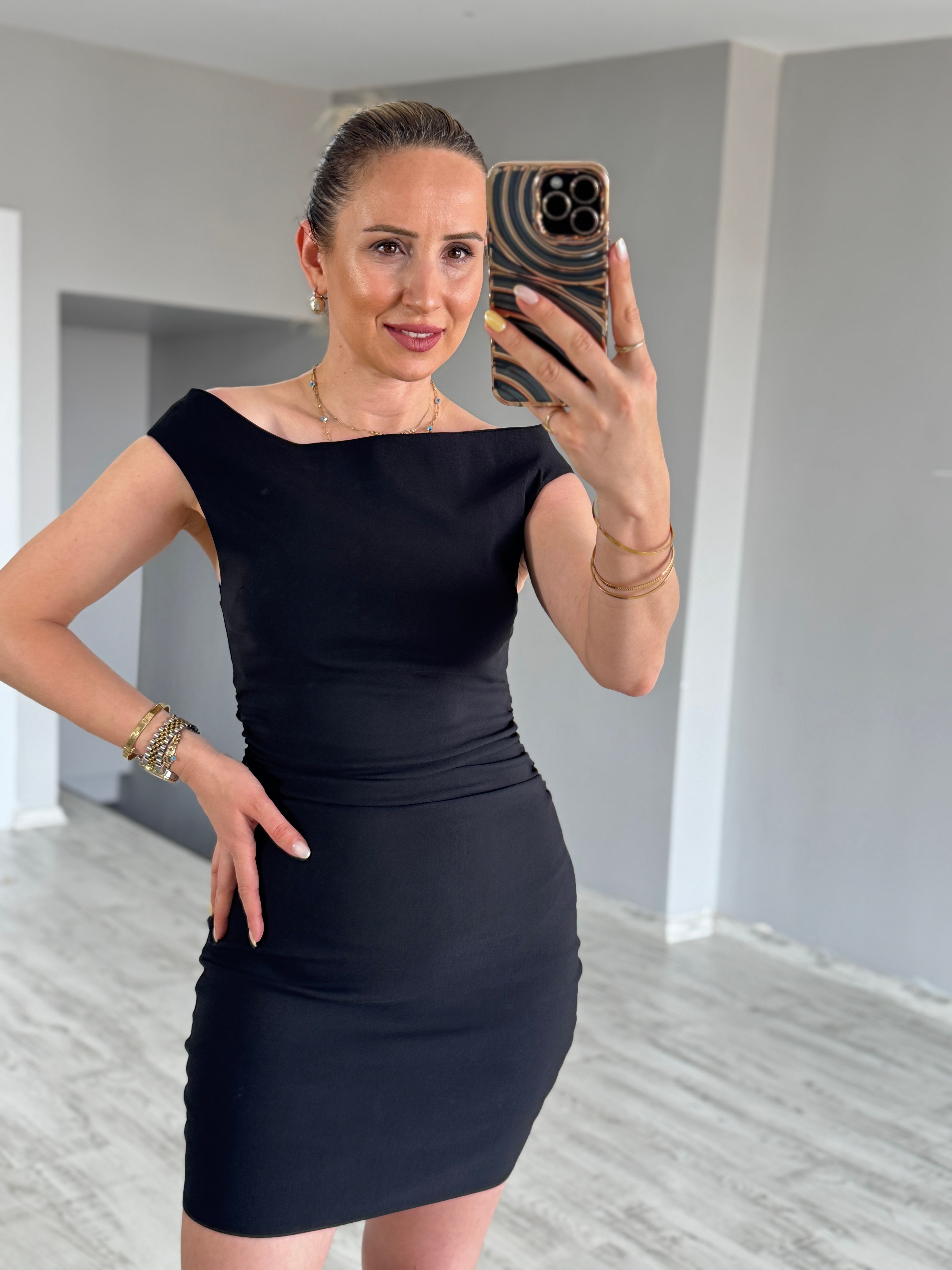 Siyah Kayık Yaka Elbise