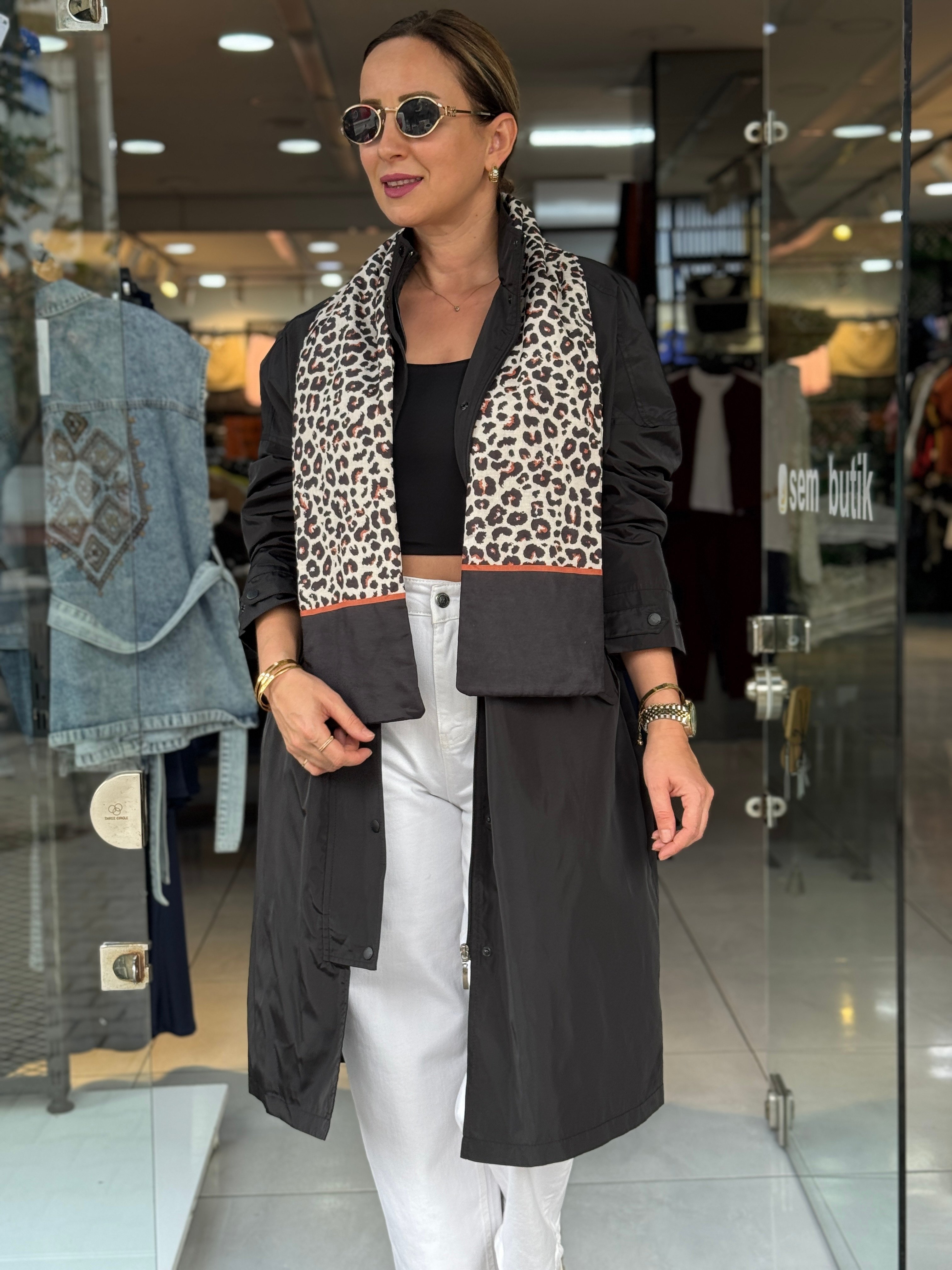 Şal Detaylı Siyah Yağmurluk