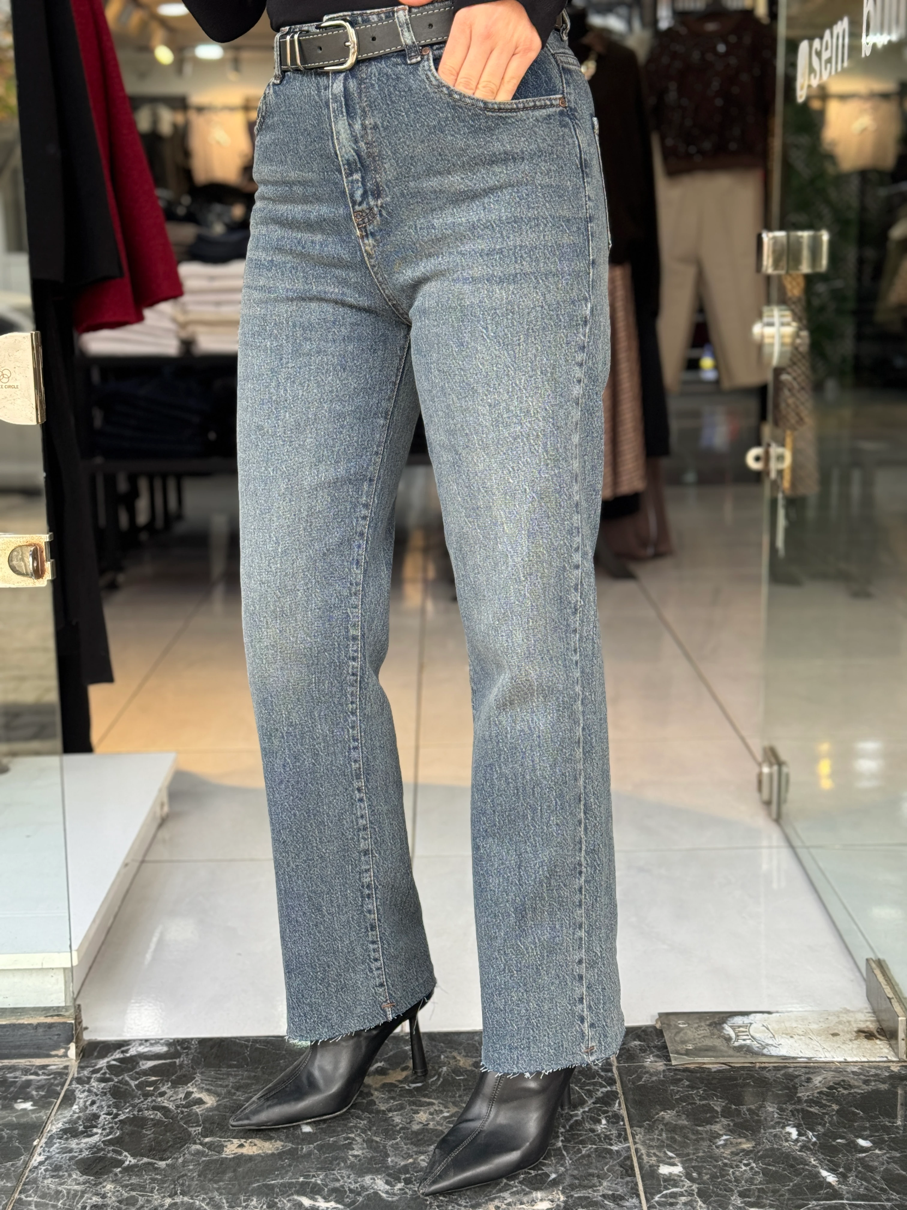 Kemerli Yıkamalı Lacivert Jean