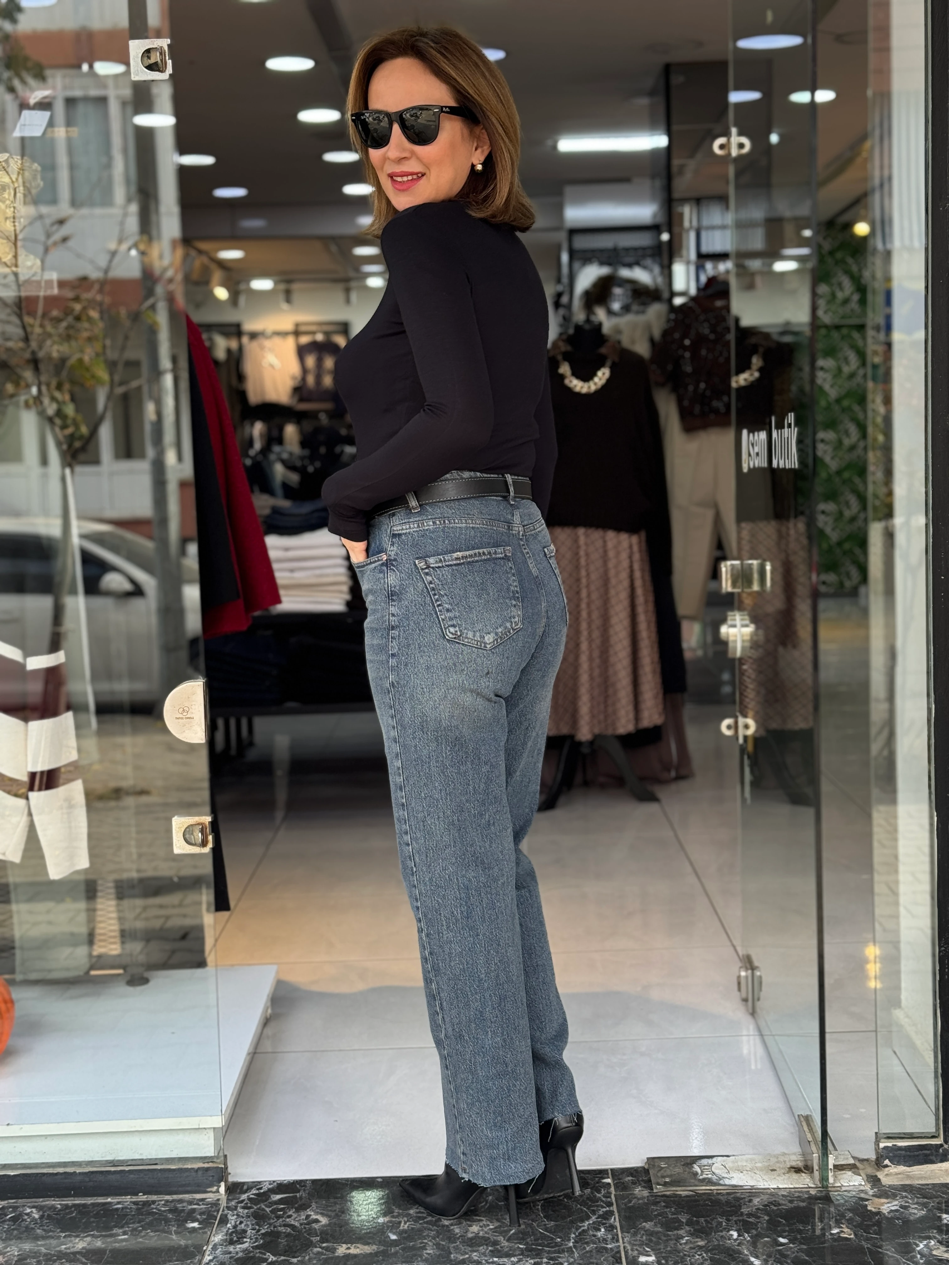 Kemerli Yıkamalı Lacivert Jean