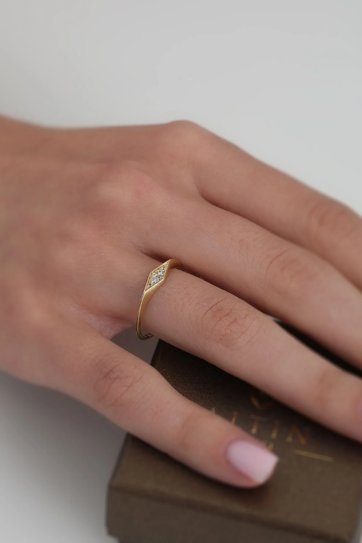 14 Ayar Altın Taşlı Çizgi Yüzük