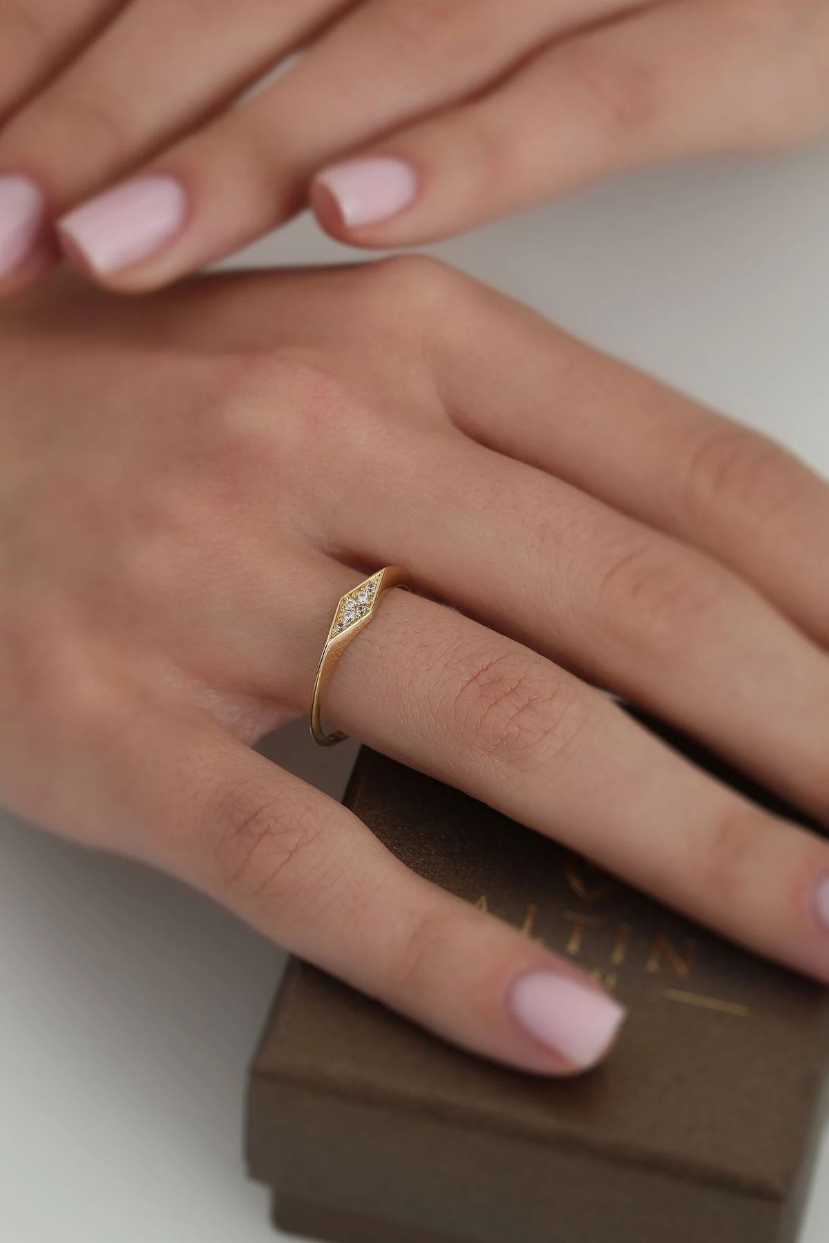 14 Ayar Altın Taşlı Çizgi Yüzük