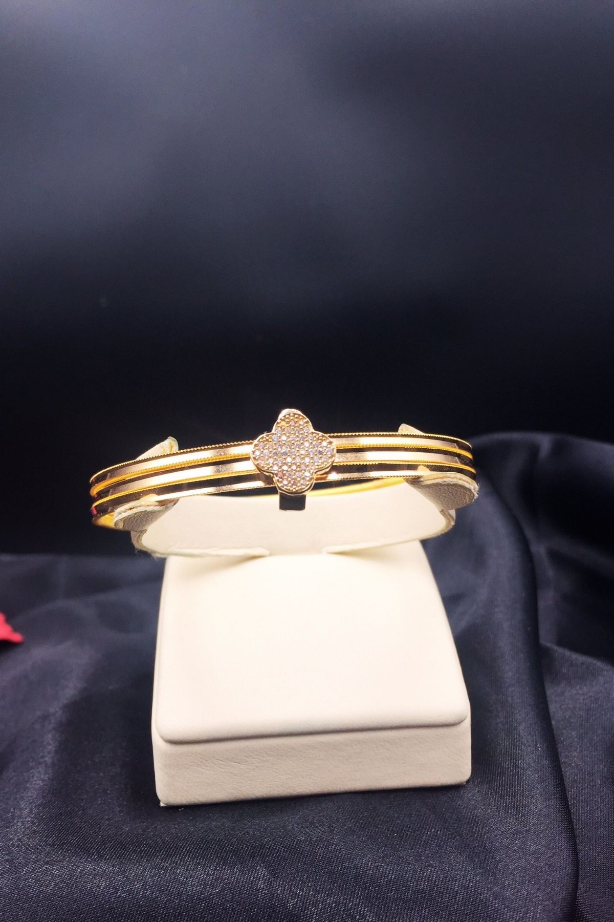 Altınkesesi 14 Ayar Altın Taşlı Yoncalı Ajda Charm Tepe Kilitli