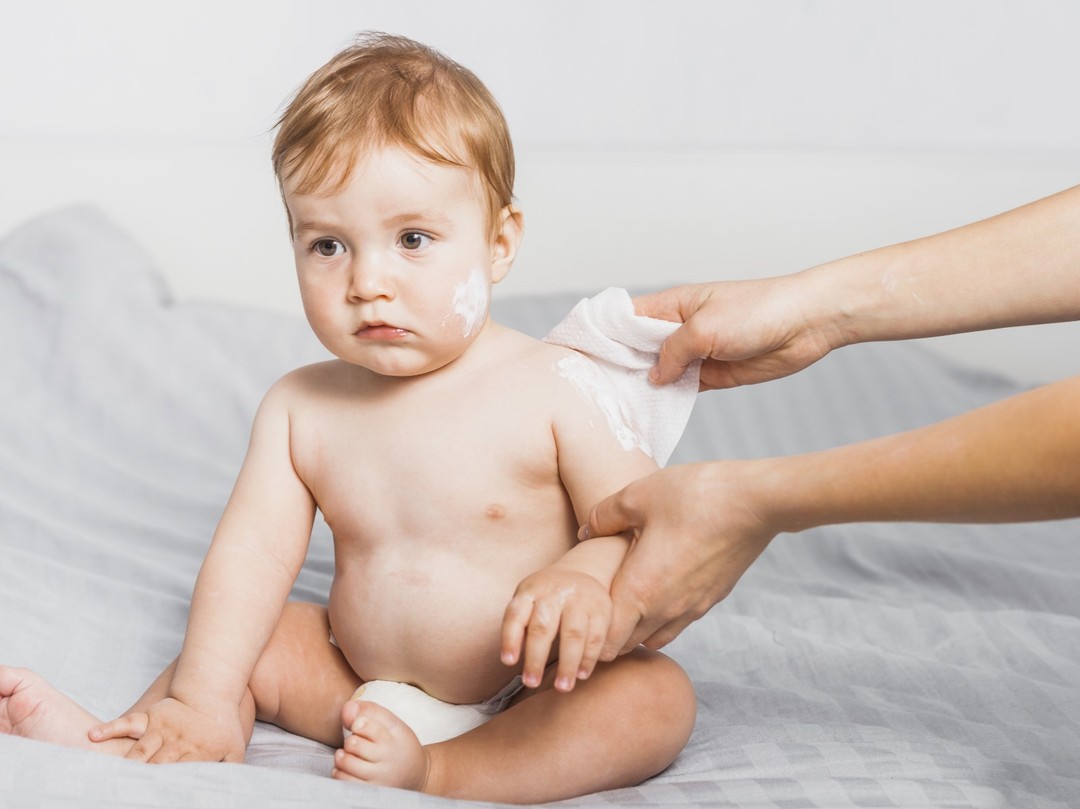Yeni doğan bir bebeğin hassas cildine özel bakım önerileri