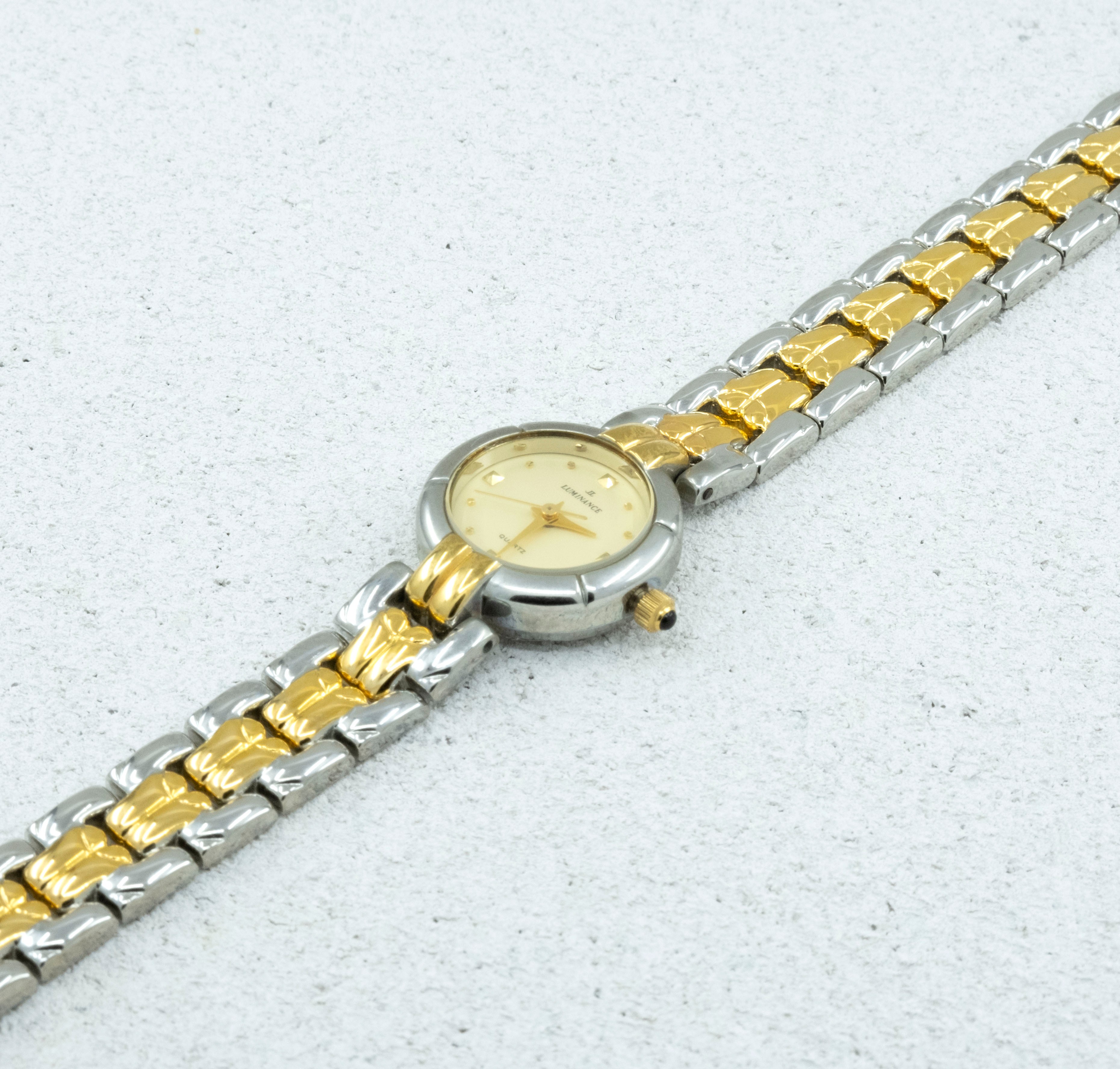 Beyaz Yuvarlak Kadranlı Altın Kaplama V Çift Renk Kordon Japon Kadın Saati