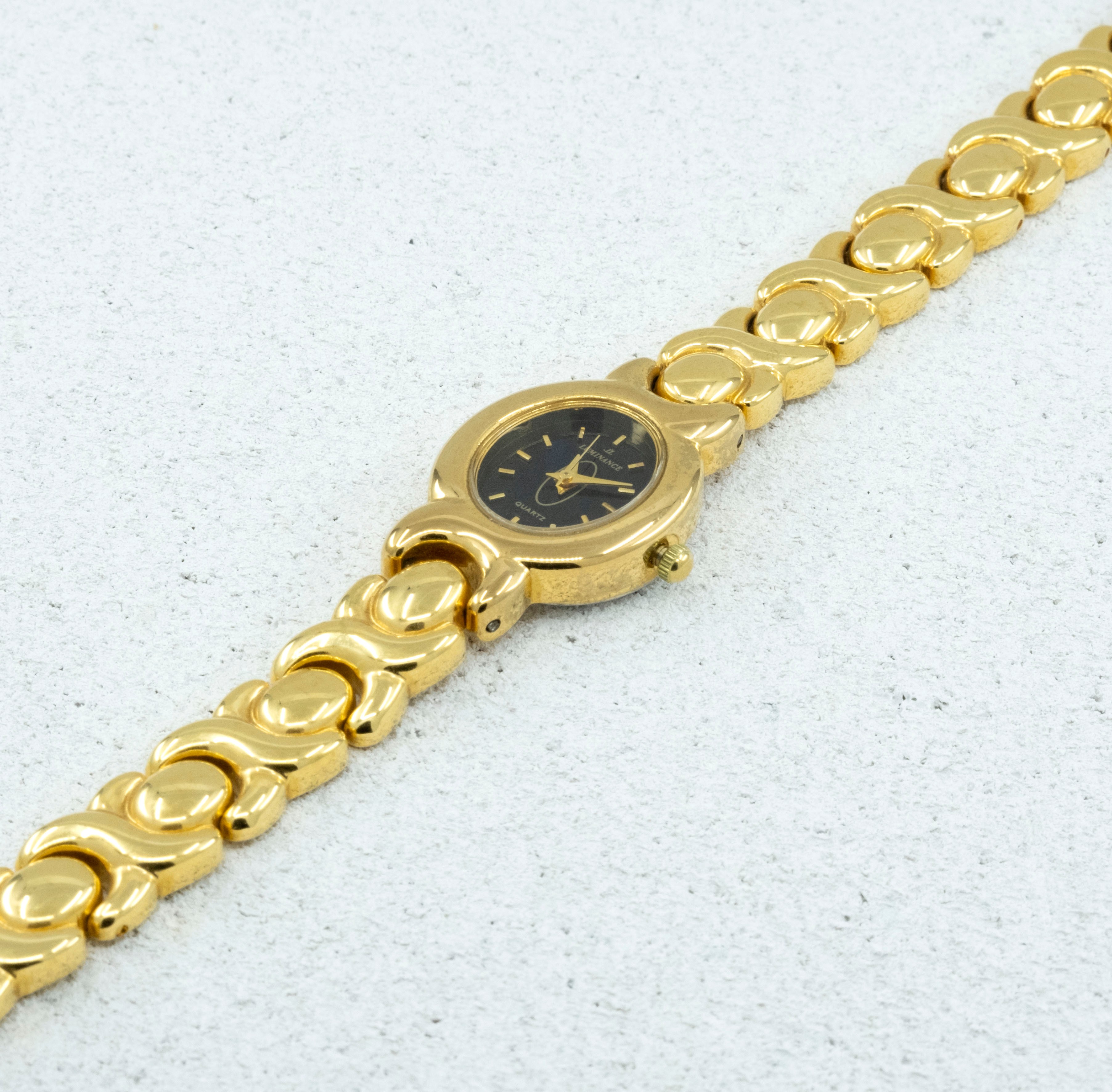 Lacivert Oval Kadranlı Altın Kaplama X Kordon Japon Kadın Saati
