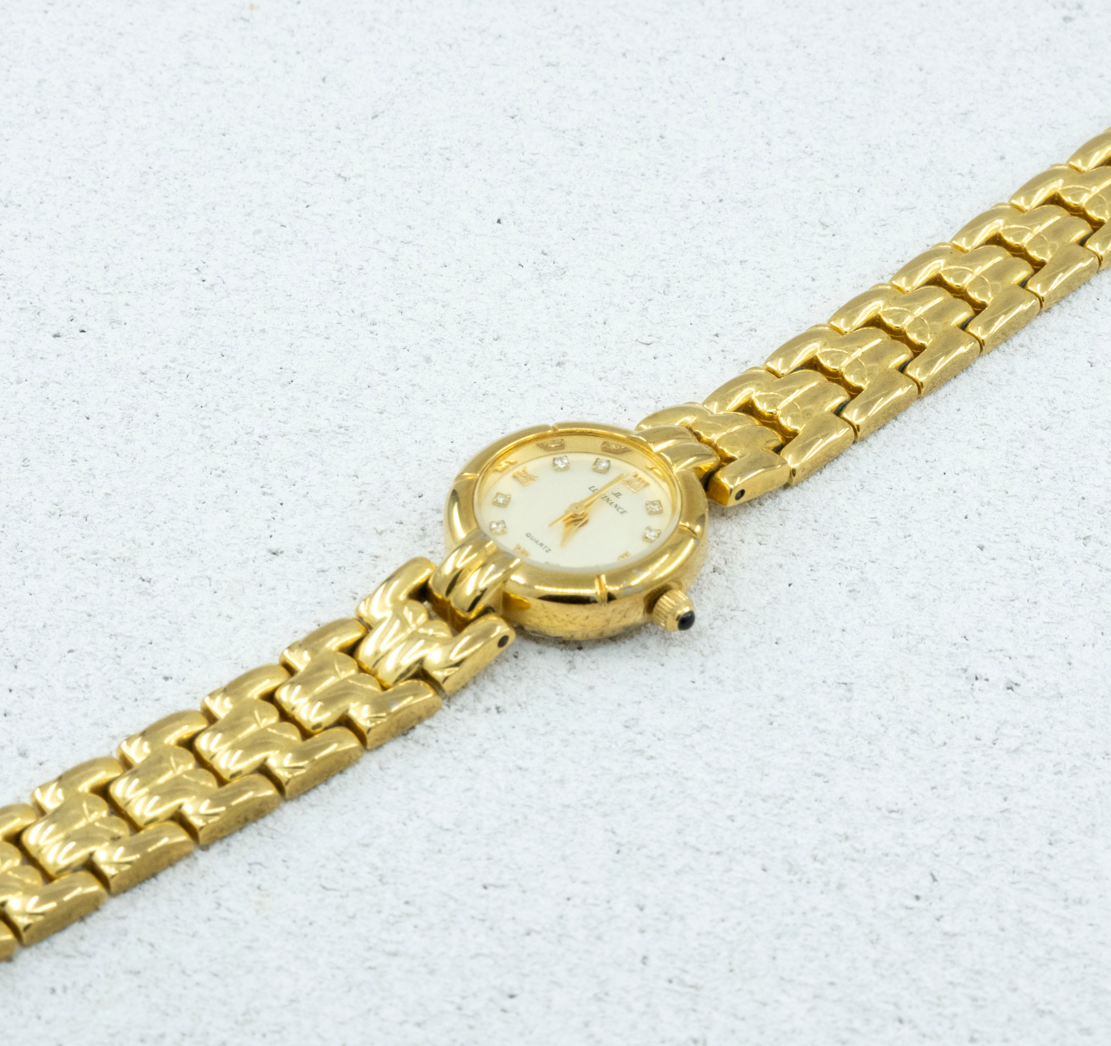 Beyaz Yuvarlak Kadranlı Altın Kaplama V Kordon Japon Kadın Saati