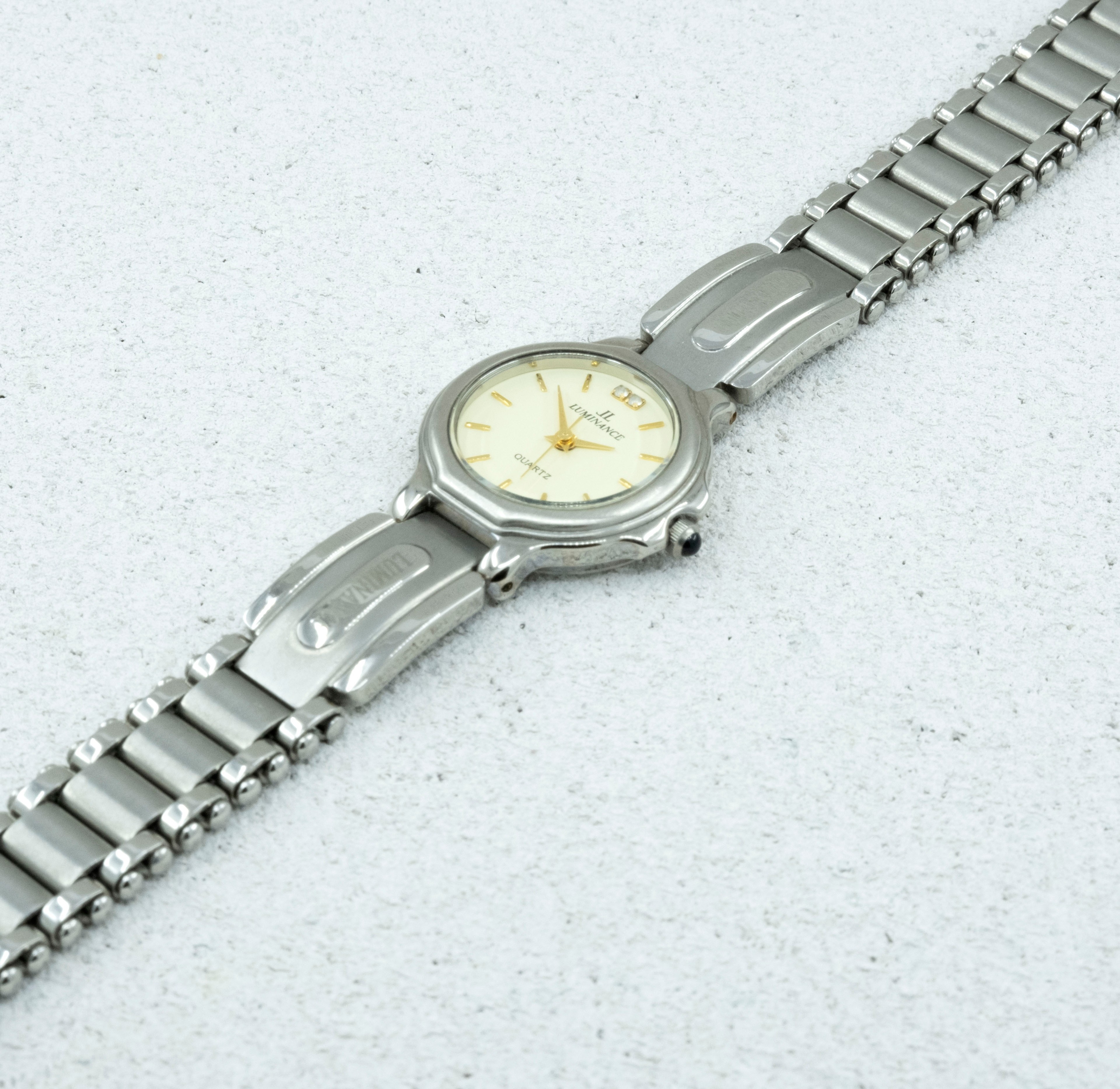 Beyaz Yuvarlak Kadranlı Gümüş Kaplama Japon Kadın Saati