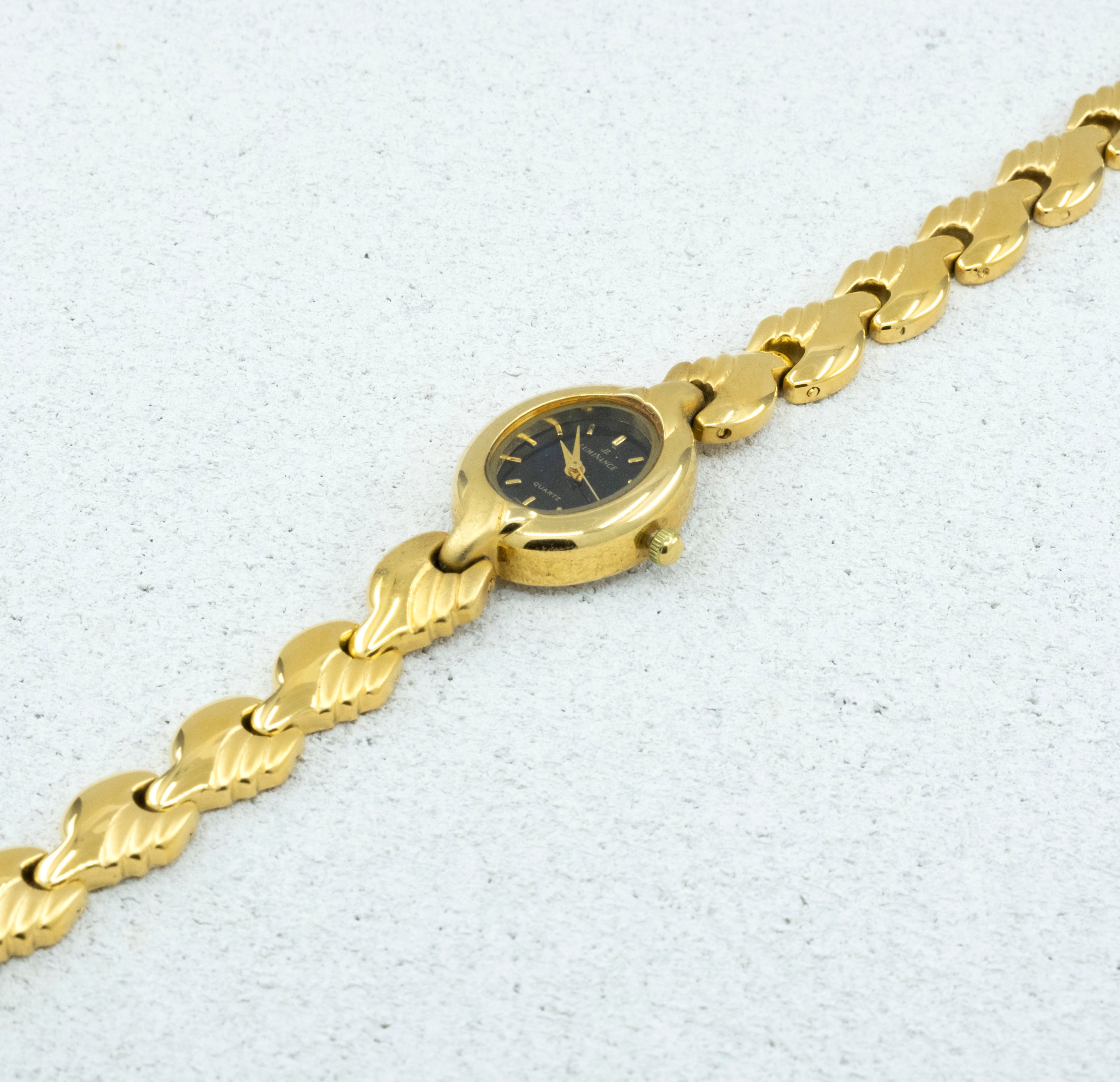 Lacivert Oval Kadranlı Altın Kaplama İnce Japon Kadın Saati