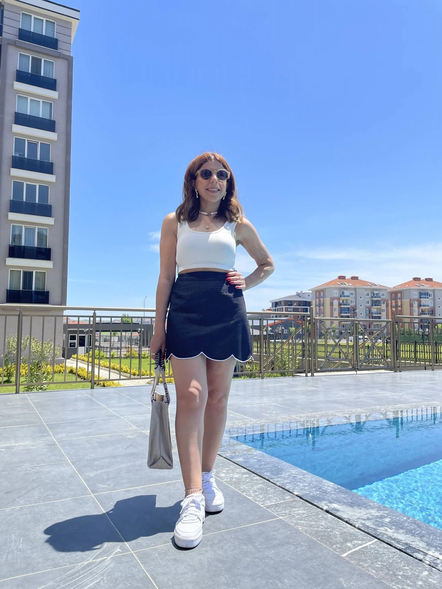 Siyah Nakış Detaylı Mini Denim Etek