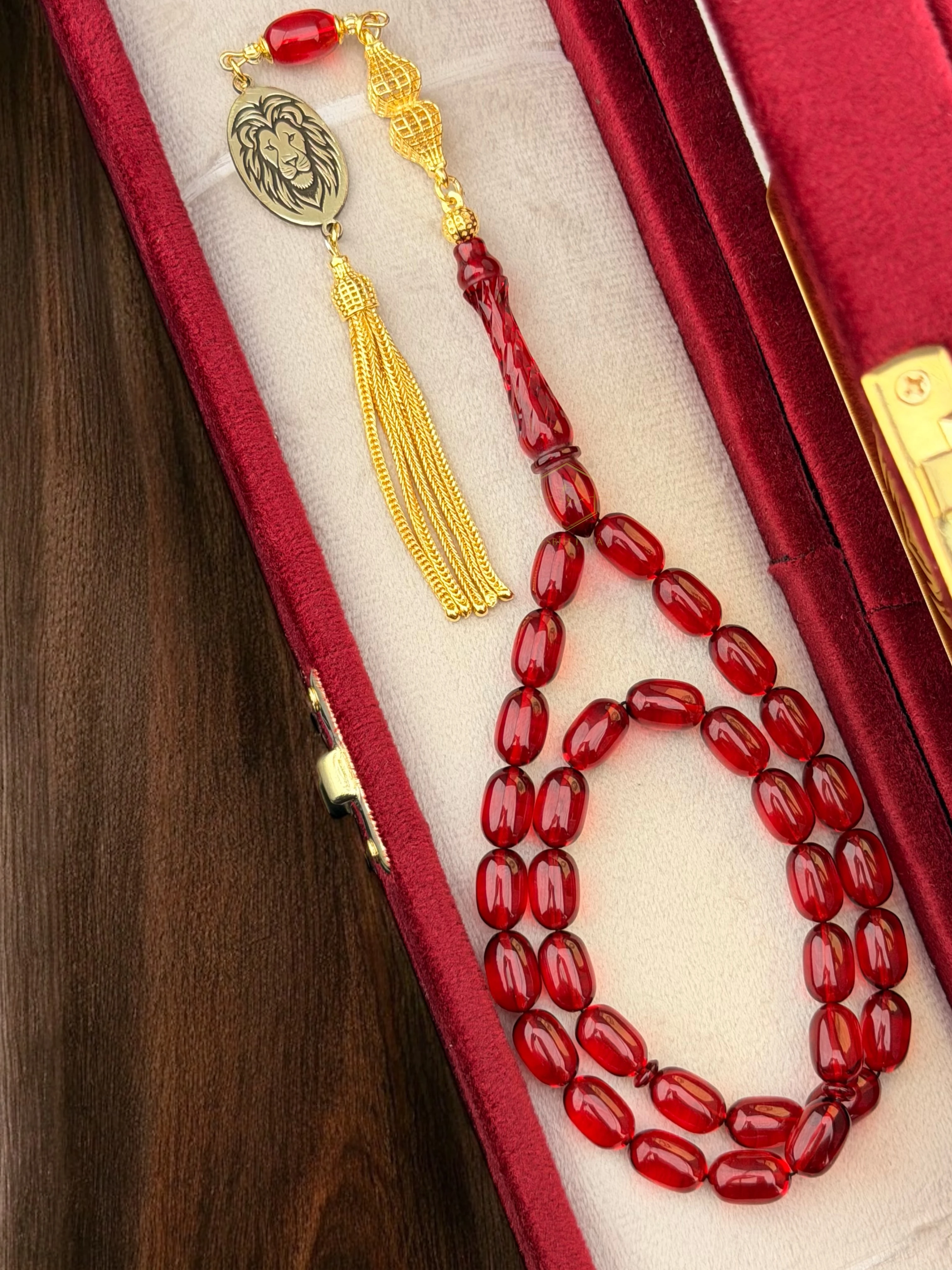 Aslan ve İsim İşlemeli Gold Gümüş Püskül Detaylı, Sarı Kırmızı Temalı Ateş Kehribar Tesbih + ÖZEL KUTUSU HEDİYE