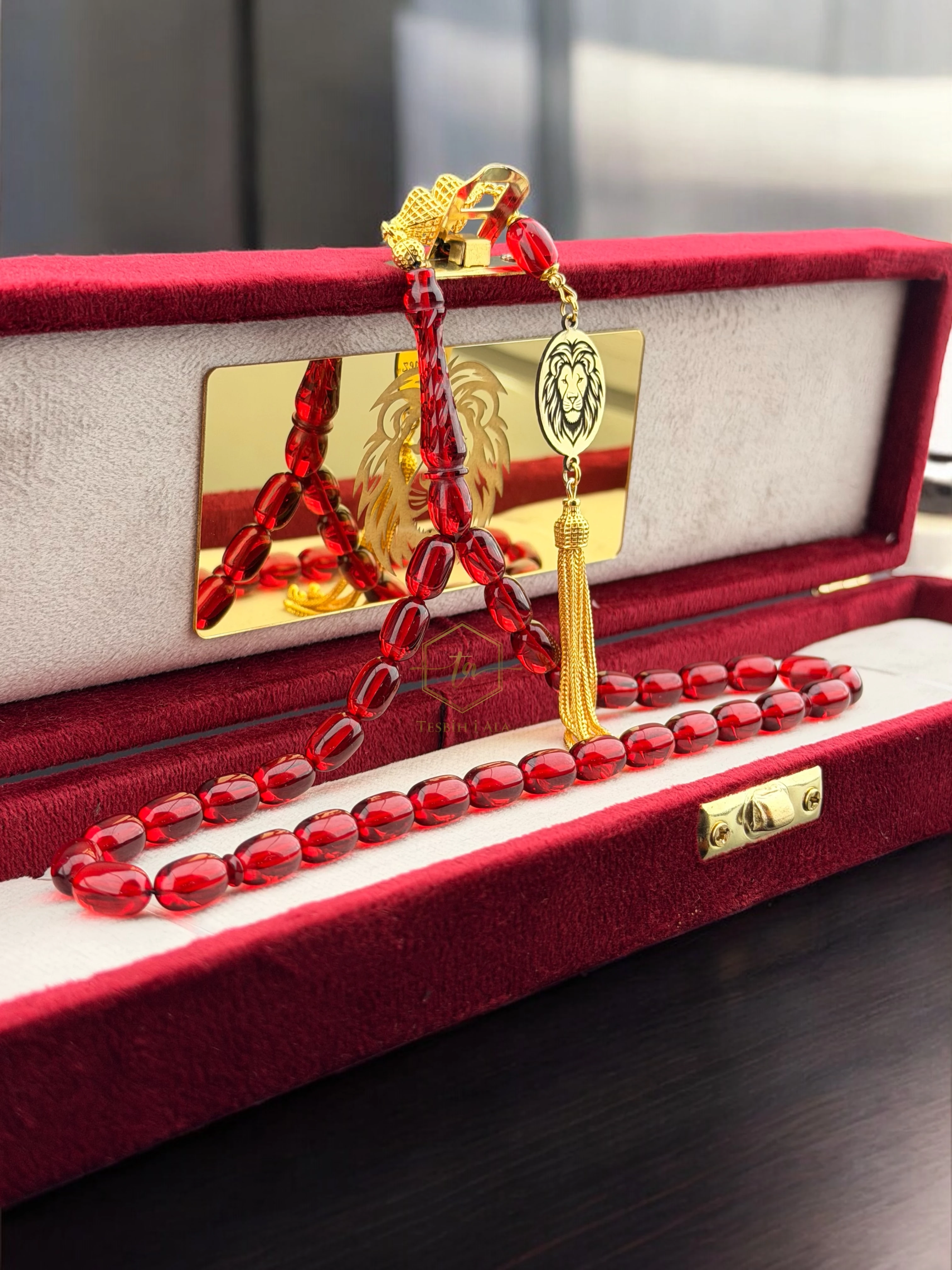 Aslan ve İsim İşlemeli Gold Gümüş Püskül Detaylı, Sarı Kırmızı Temalı Ateş Kehribar Tesbih + ÖZEL KUTUSU HEDİYE