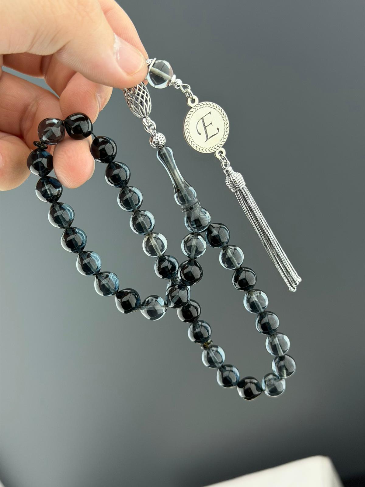 Siyah-Şeffaf Hareli Harfli Gümüş Püsküllü Ateş Kehribarı + PREMİUM KUTU HEDİYE