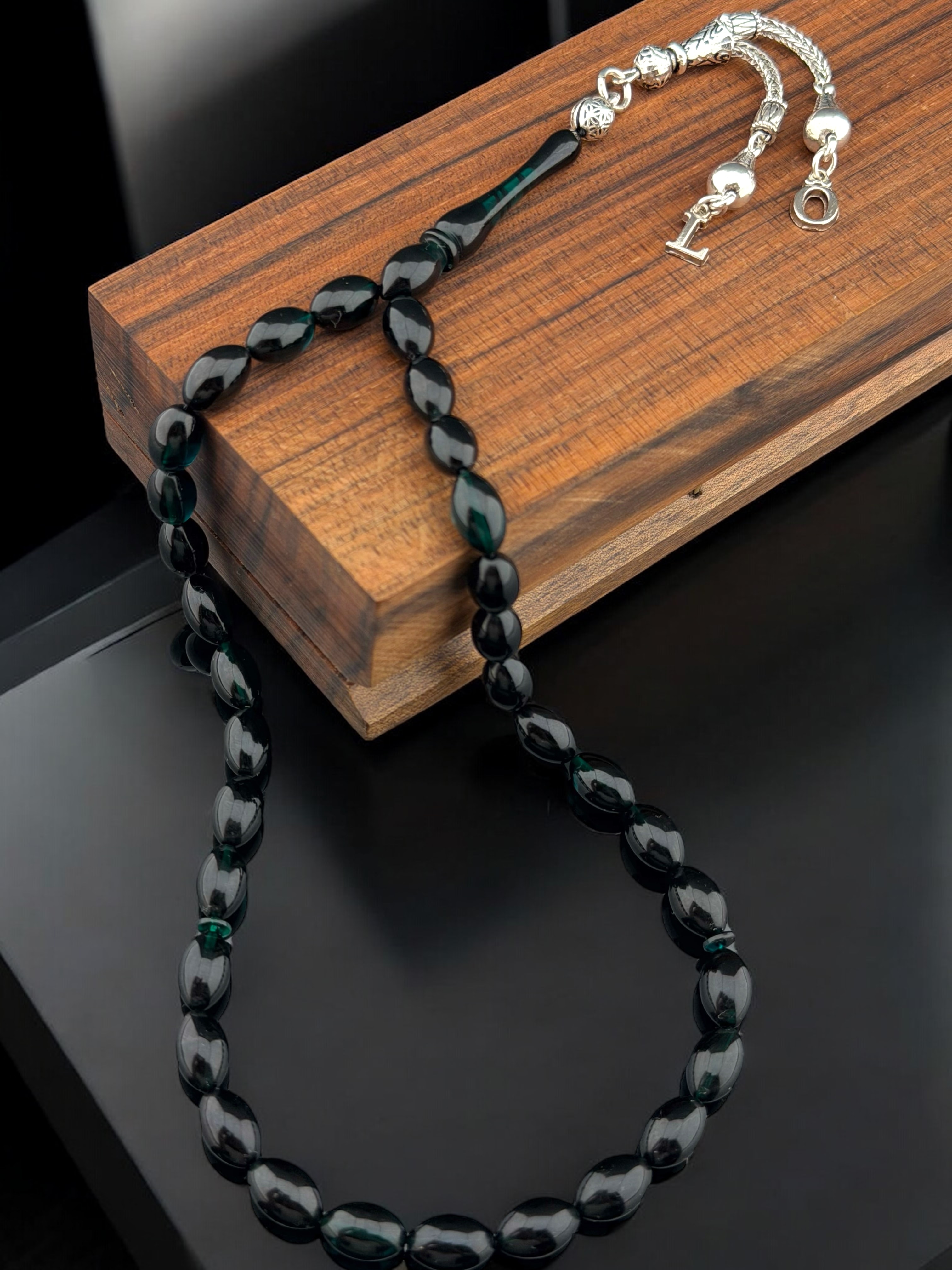 Siyah Tonda Harfli Alpaka Püsküllü Ateş Kehribarı Tesbih