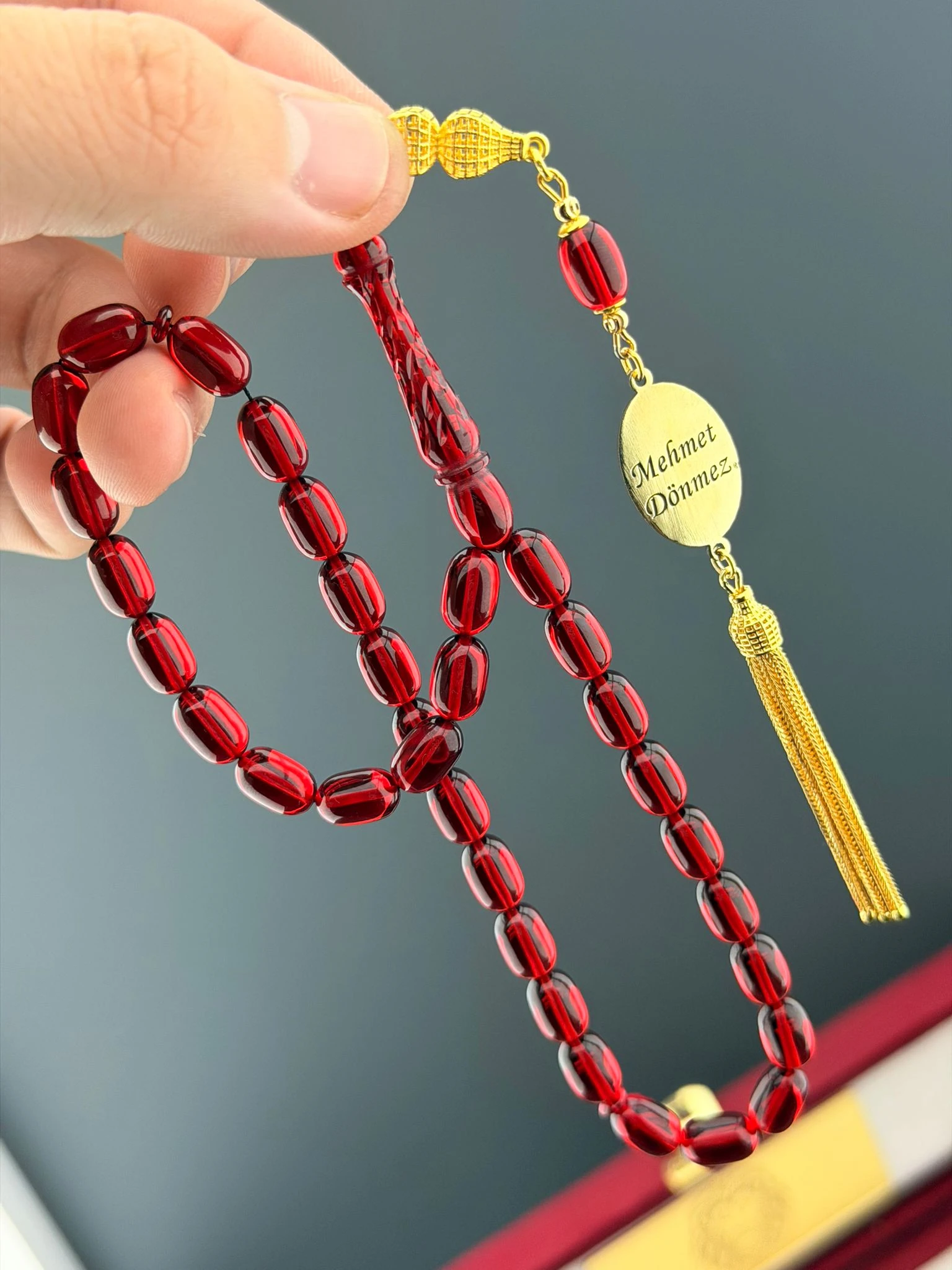 Aslan ve İsim İşlemeli Gold Gümüş Püskül Detaylı, Sarı Kırmızı Temalı Ateş Kehribar Tesbih + ÖZEL KUTUSU HEDİYE