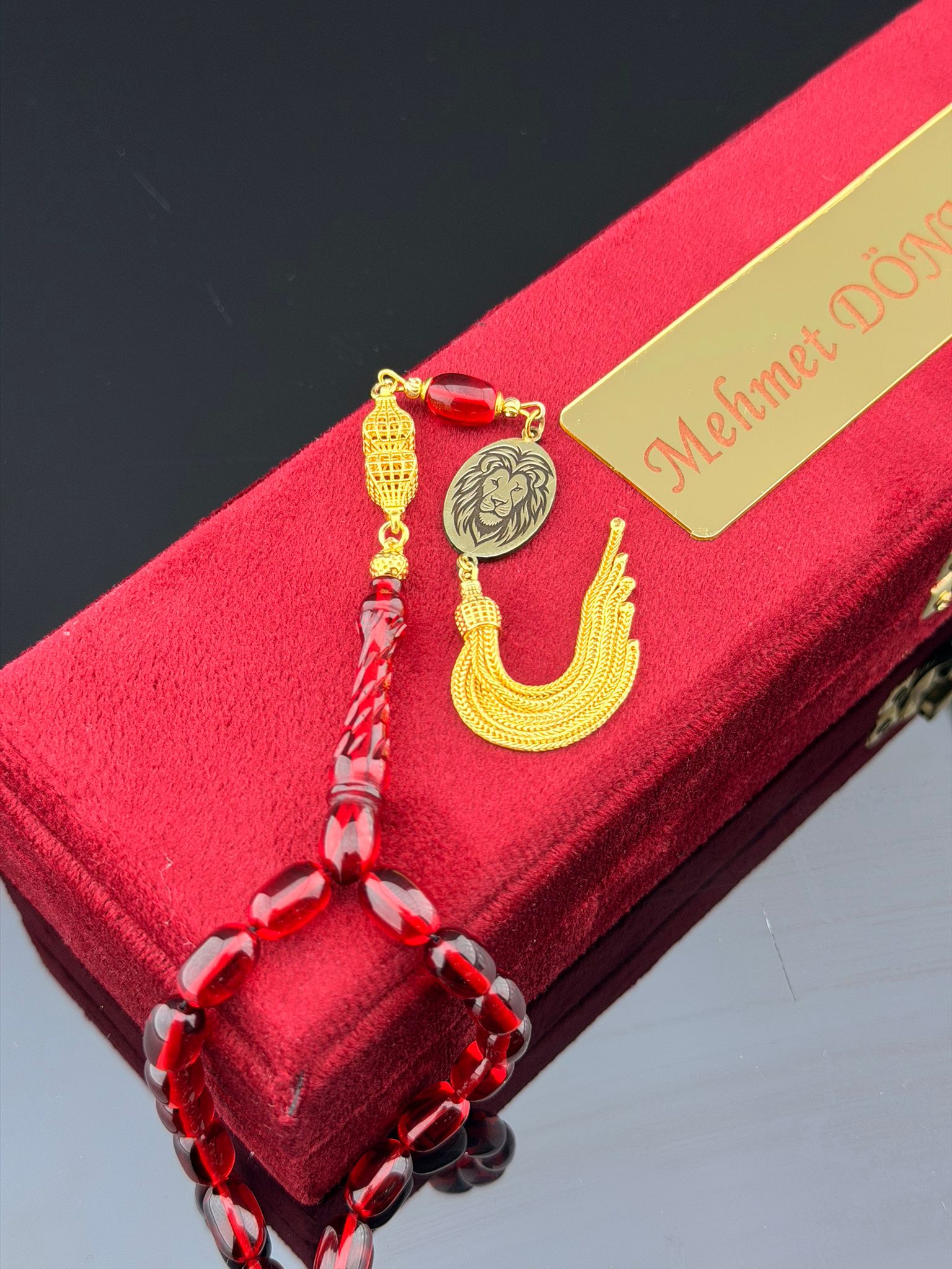 Aslan ve İsim İşlemeli Gold Gümüş Püskül Detaylı, Sarı Kırmızı Temalı Ateş Kehribar Tesbih + ÖZEL KUTUSU HEDİYE