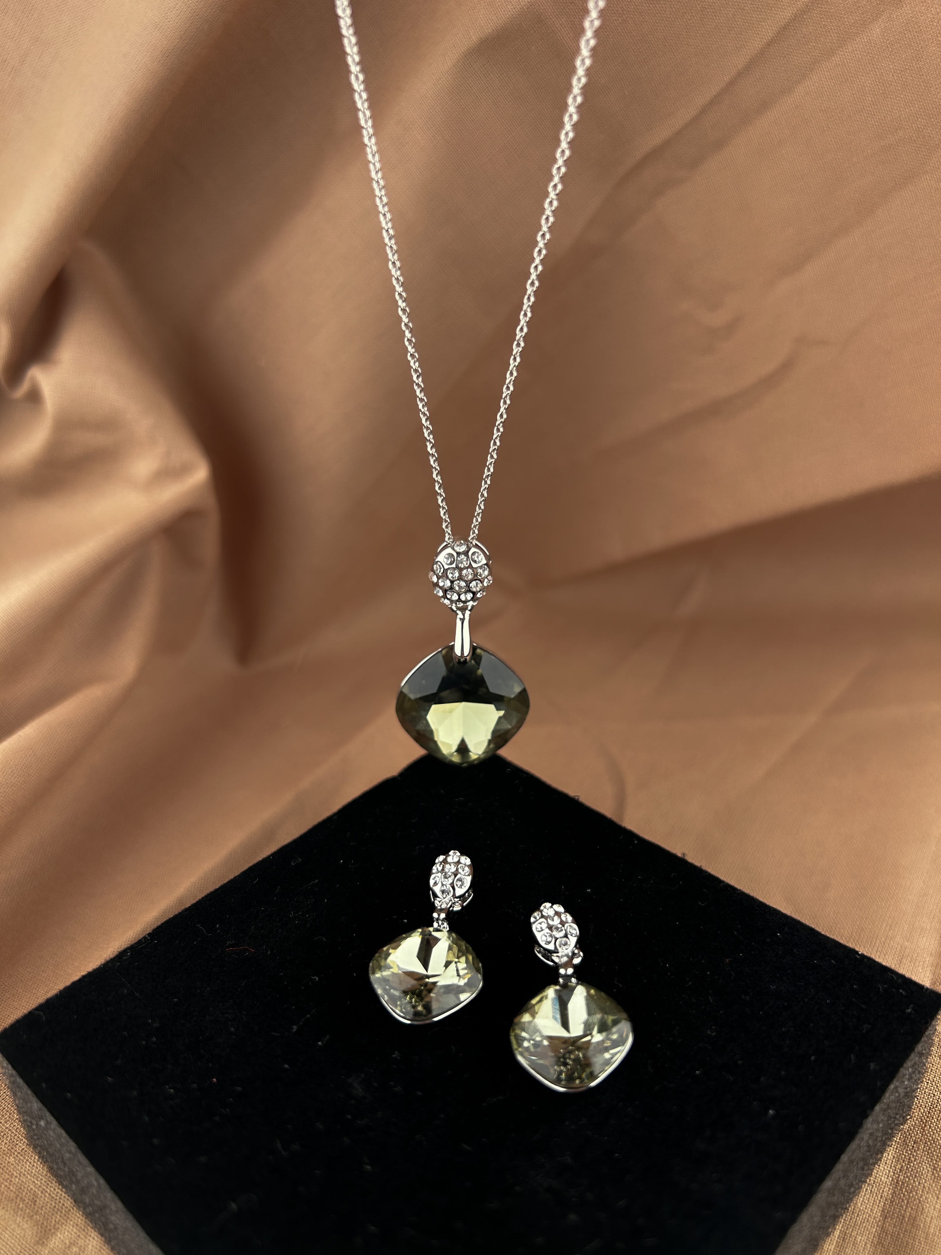 Swaroski Taşlı Set Füme