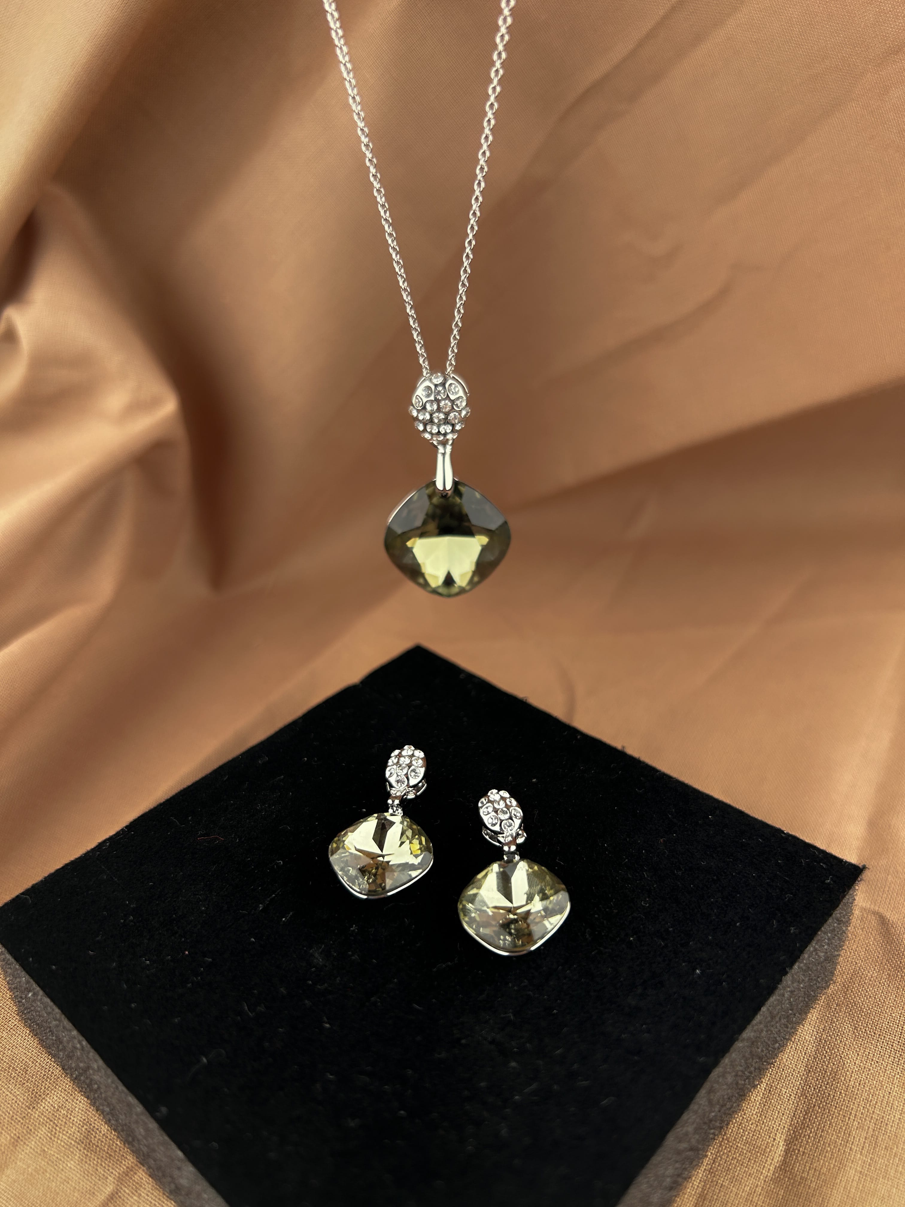 Swaroski Taşlı Set Füme