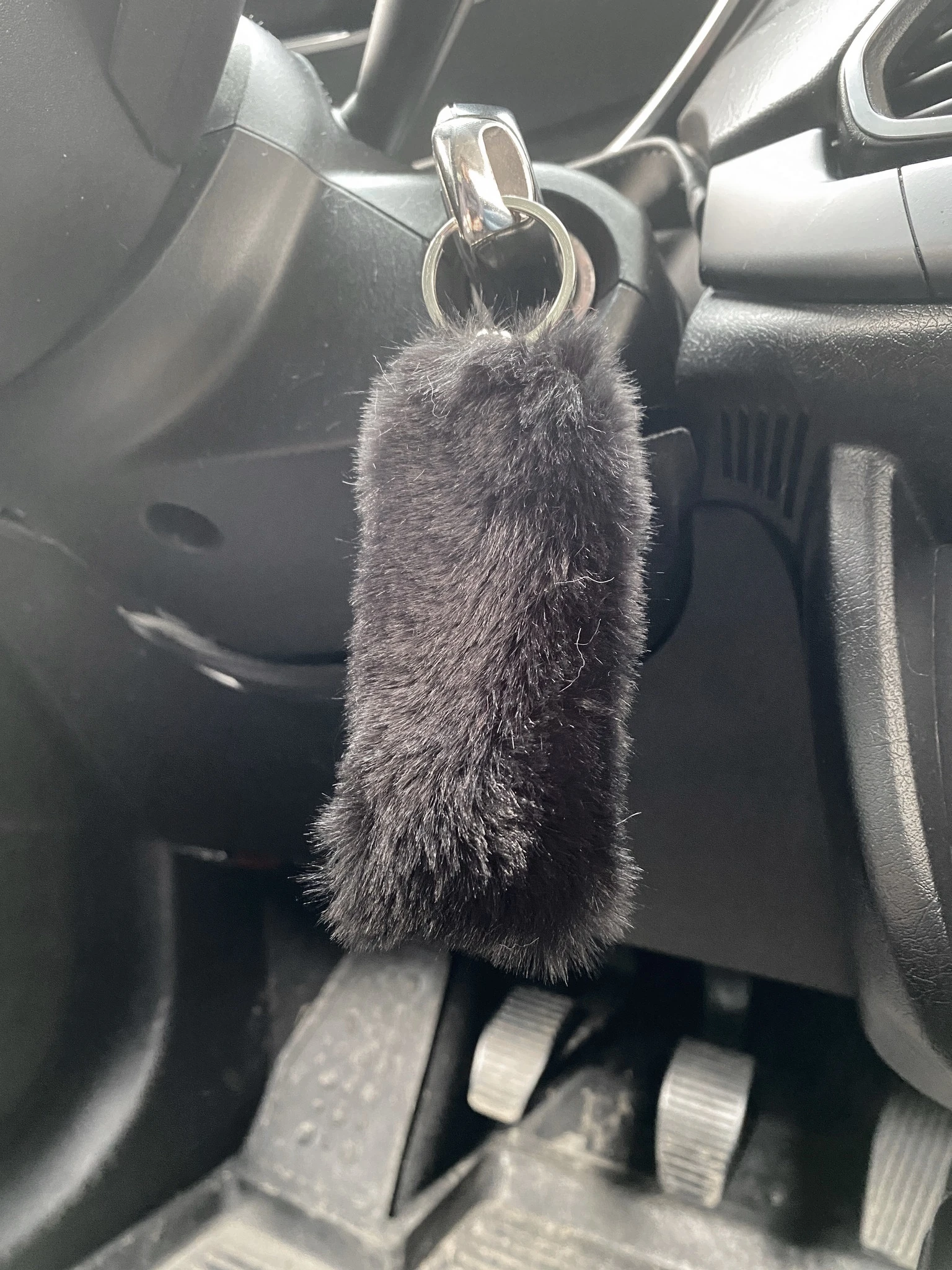 Yumuşak Tüylü Peluş Kürk Puf Anahtarlık Siyah