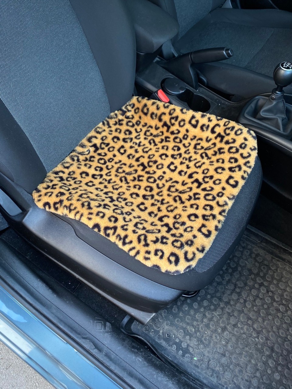 Yumuşak Tüylü Peluş Serme Oto Koltuk Koruyucu Minder Ön Tekli Leopar Desenli