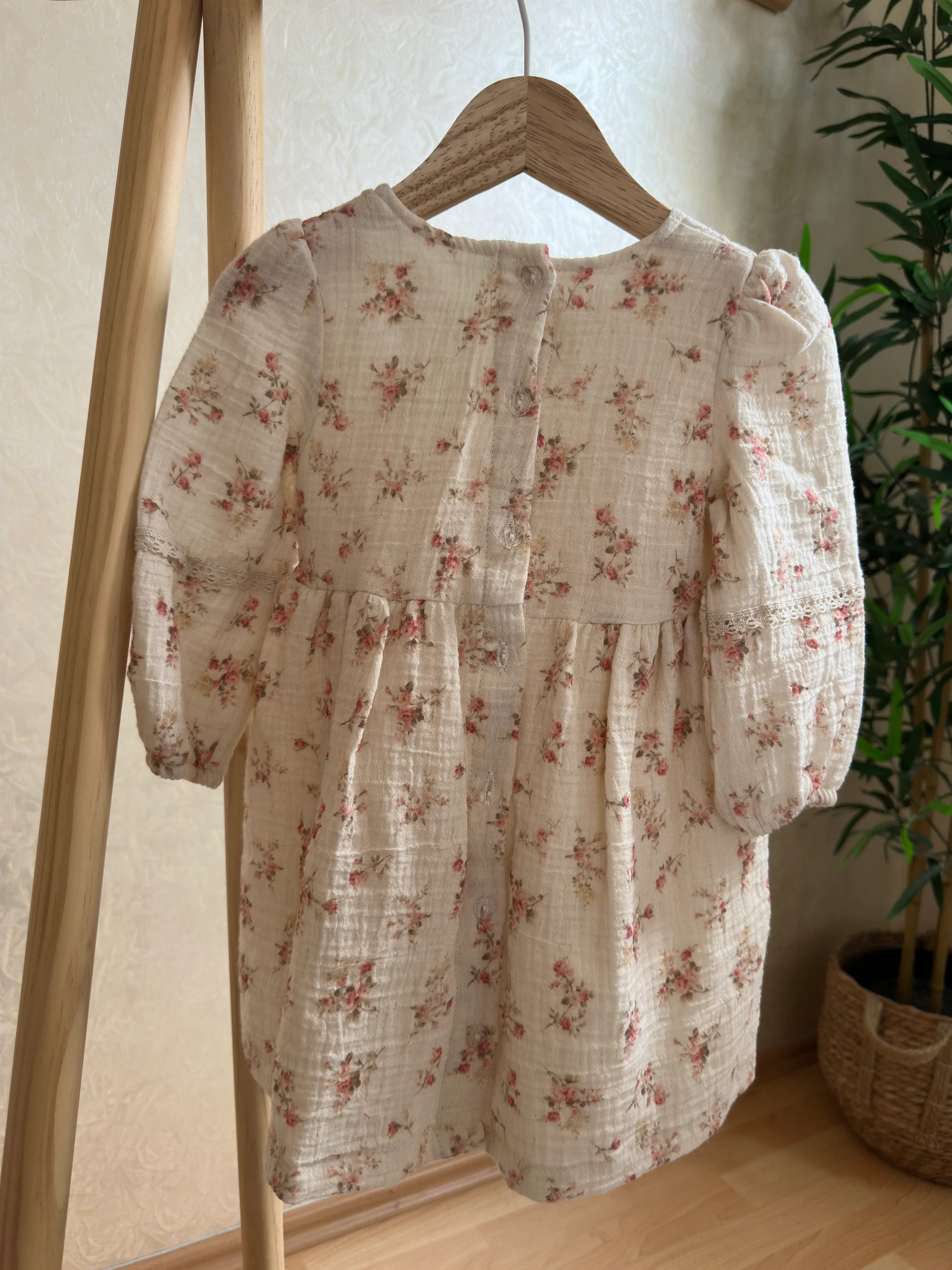 Çiçekli Dantel Şeritli Kız Bebek Müslin Elbise 