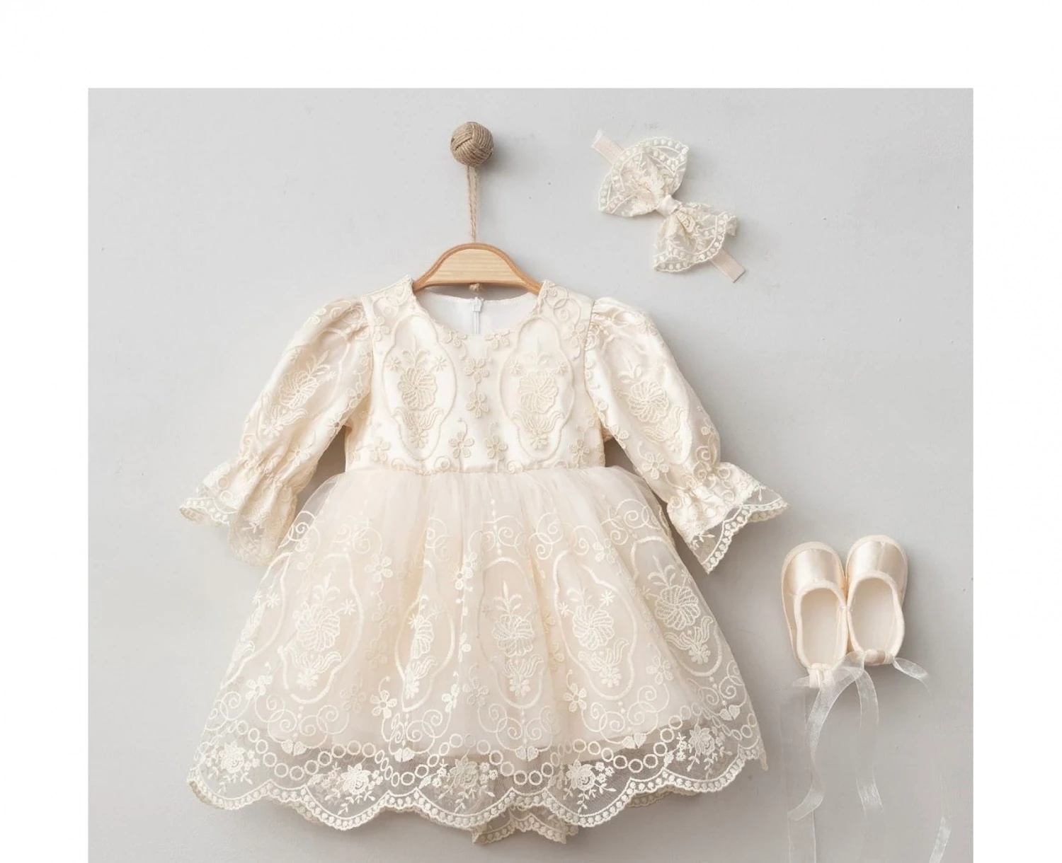 İşleme ve Dantel Detaylı Kız Bebek Mevlit-Özel Gün Seti