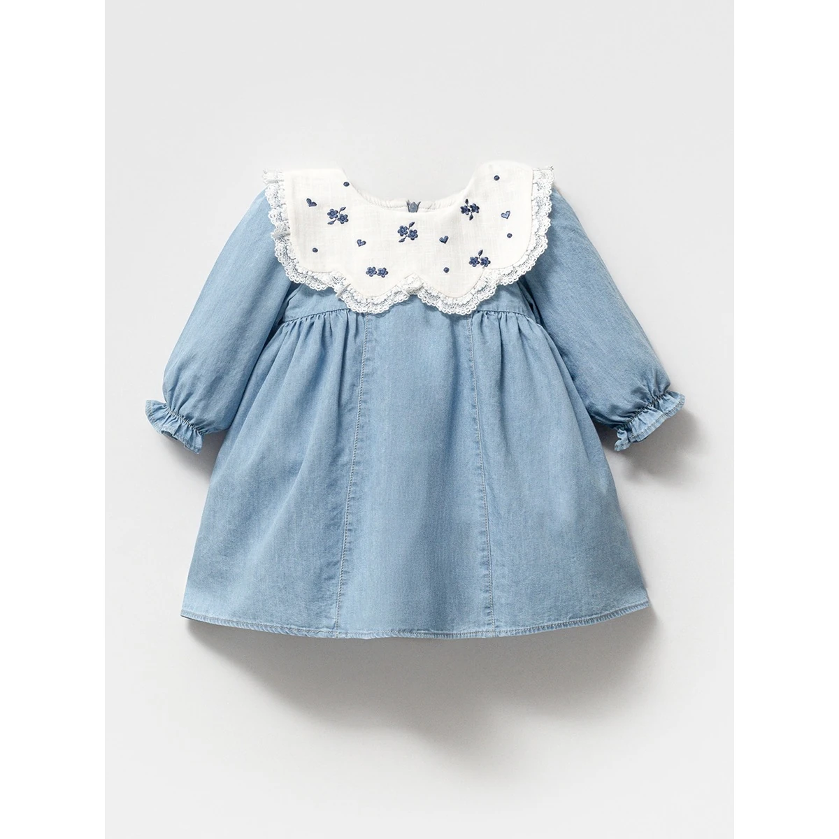 Çiçek İşmeli ve Dantel Yaka Detaylı Kız Bebek Denim Elbise