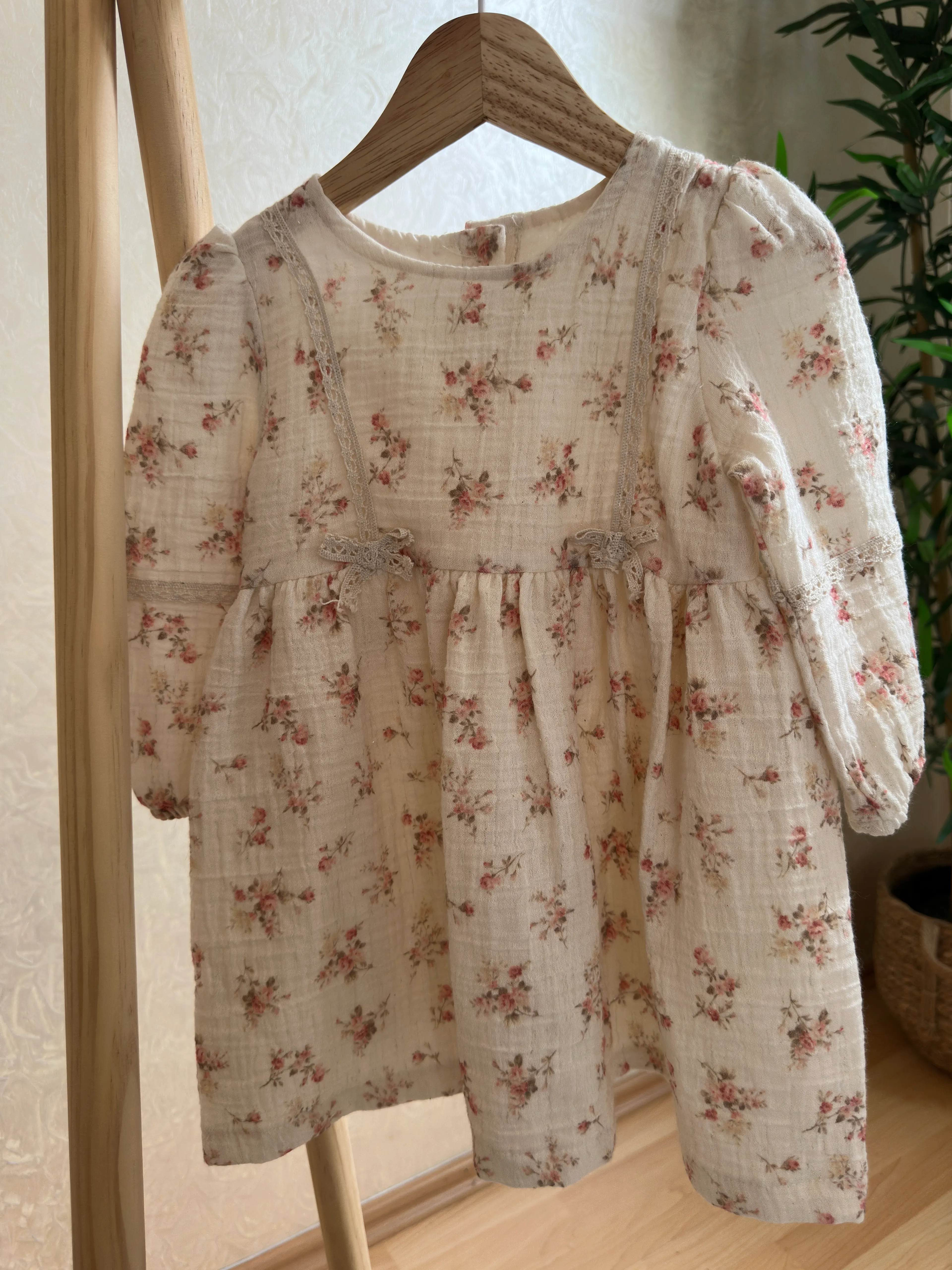 Çiçekli Dantel Şeritli Kız Bebek Müslin Elbise 