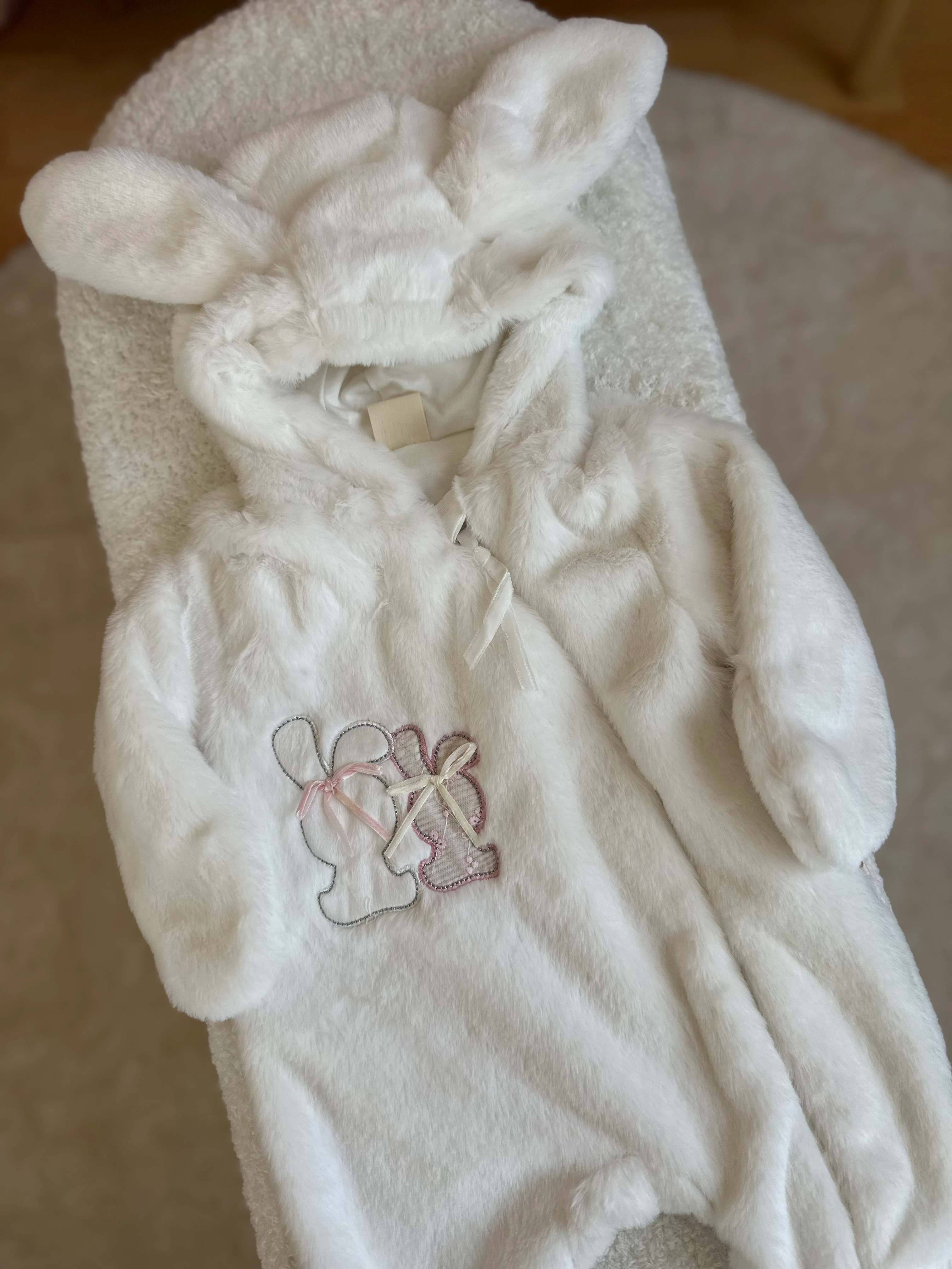 Tavşan Desen İşlemeli ve Kulaklı Peluş Astronot Tulum