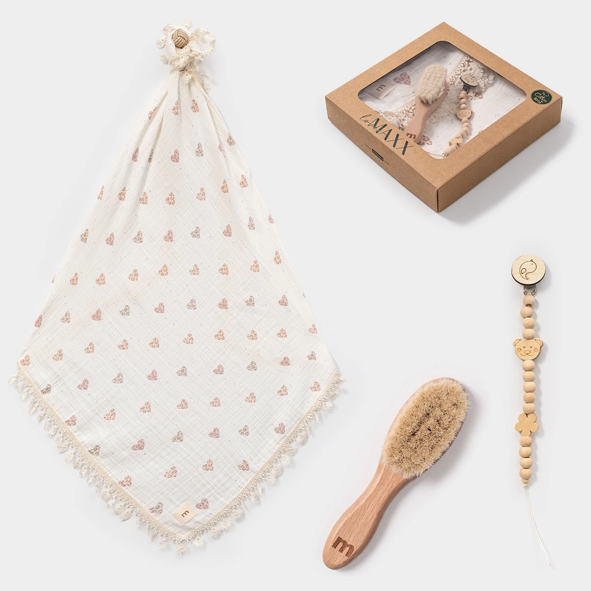 Kalp Baskılı Kenarı İşleme Detaylı Müslin Battaniye Emzik Askısı ve Keçi Kılı Tarak Seti