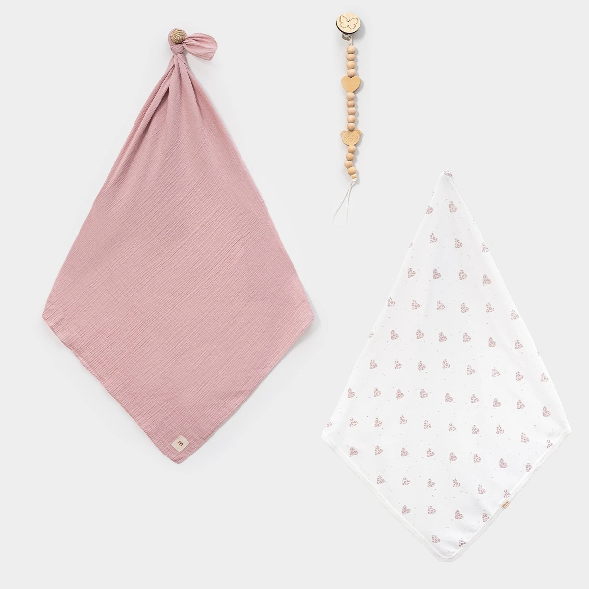 Pamuklu Kalp Desenli Penye ve Müslin 2’li Battaniye ve Emzik Askısı Seti