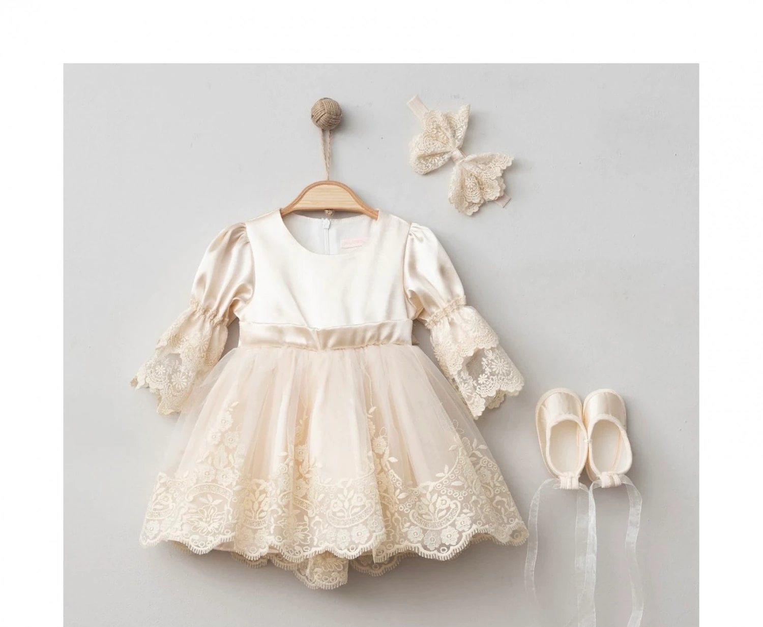 Nakış İşlemeli Saten Yaka Detaylı Kız Bebek Mevlit-Özel Gün Seti