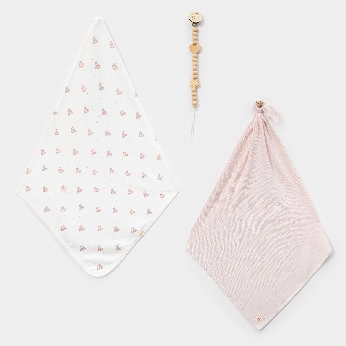 Pamuklu Kalp Desenli Penye ve Müslin 2’li Battaniye ve Emzik Askısı Seti