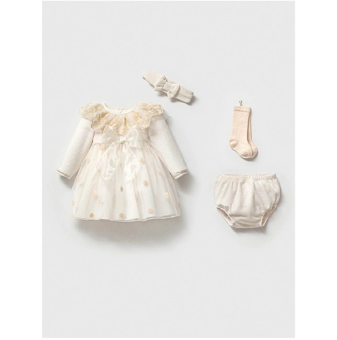 Çiçekli İşleme Detaylı Fiyonklu Kız Bebek Premium 4’lü Takım