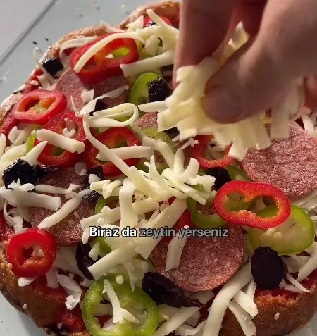 Pide tabanı üzerine malzemelerin yerleştirilmesi