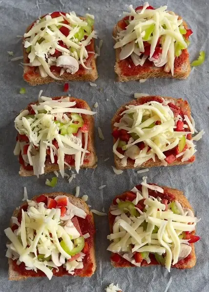 Baharatlı sos ve garnitürün ekmeğin üzerine yerleştirilmesi