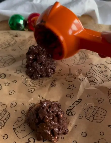 Limon Sıkacağının İç Kısmına Kaşıkla Karışımdan Eklenmesi Ardından Pişirme Kağıdı Ters Çevrilerek Çıkartılması.