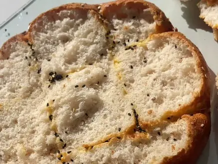 Pidenin üst kısmının kesilmesi ardından düz bir taban oluşturulması