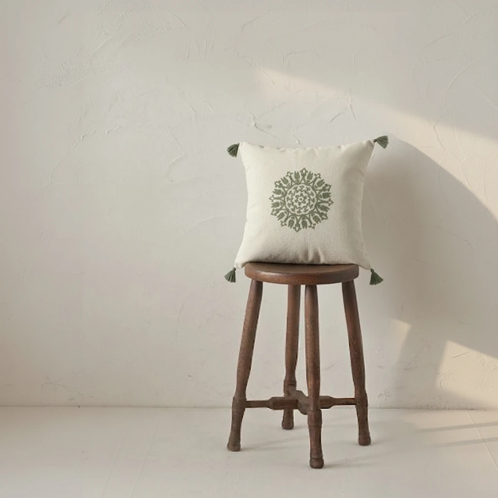 Buldan Bezi Hediyelik Dekoratif Süzene Nakışlı Ponponlu Dekoratif Çini Kırlent Kılıfı (İç Dolgusuz) - Yeşil