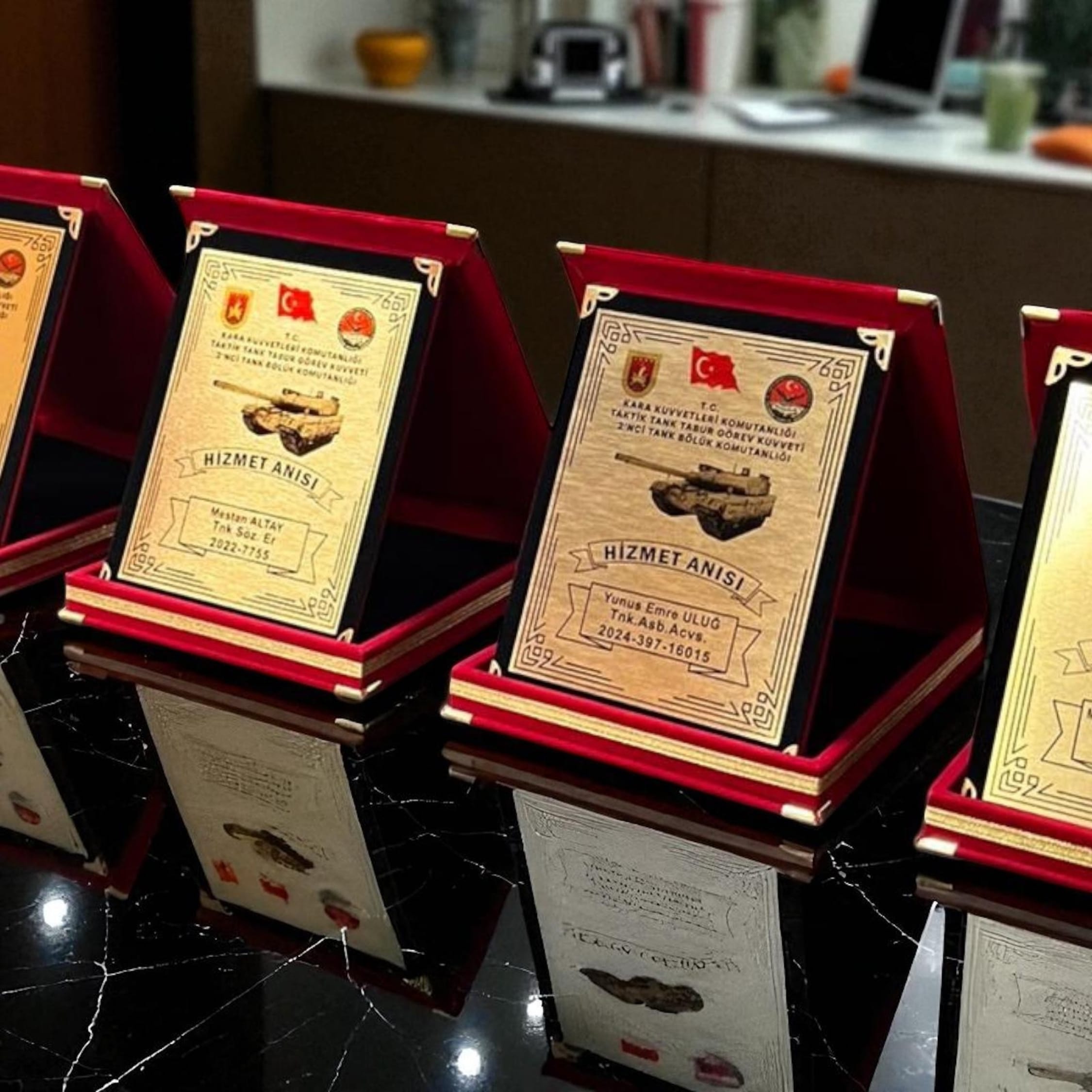 Kırmızı 15×21 Ebatında Kadife Plaket