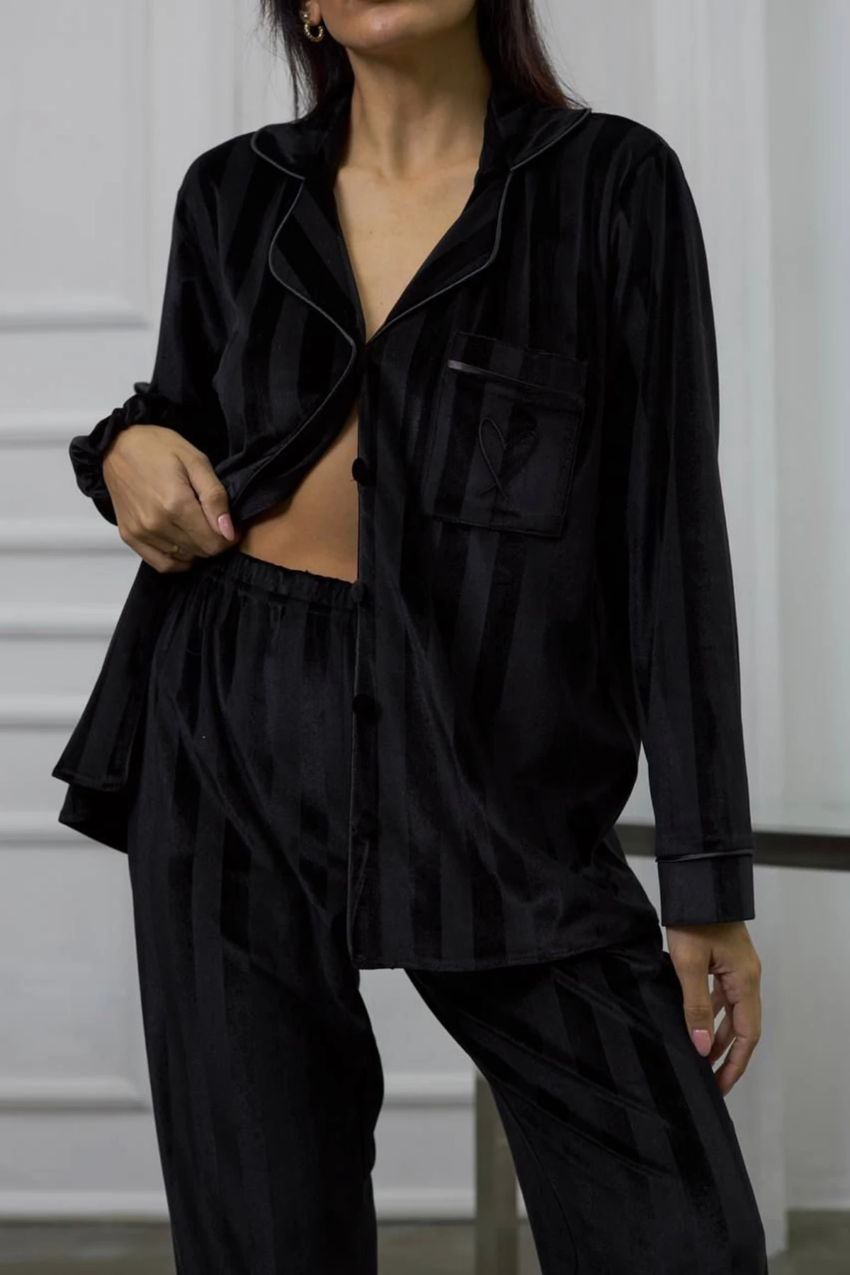 Muah Si̇yah Gofrajlı Kalp Nakışlı Uzun Kadi̇fe Pi̇jama Takımı